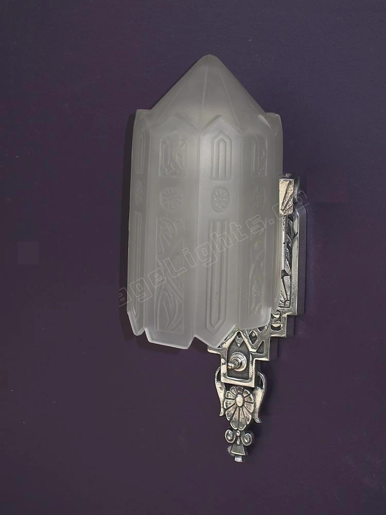 Une rareté bien compréhensible !
Prix par paire, 2 1/2 paires disponibles. Uniquement au prix d'une demi-paire. .
Ces luminaires anciens datent du début et du milieu des années 30, époque où l'Arte Antiques était à son apogée. L'un des meilleurs