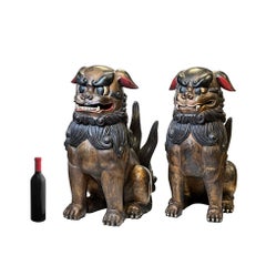 Paire de très grands lions chinois ou japonais en bois sculpté