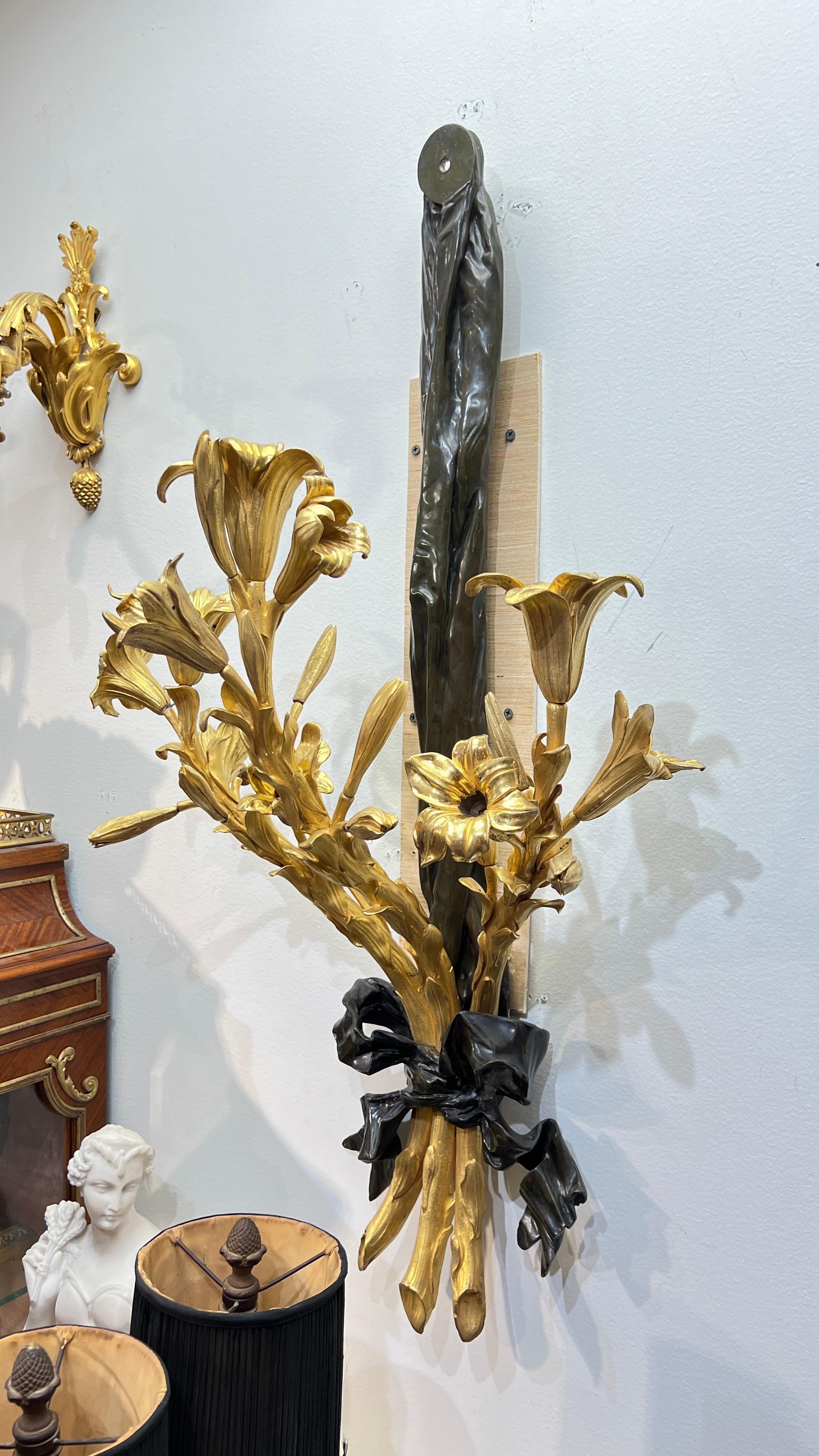 Paire de très grandes appliques à trois lumières en bronze patiné et doré français en vente 7