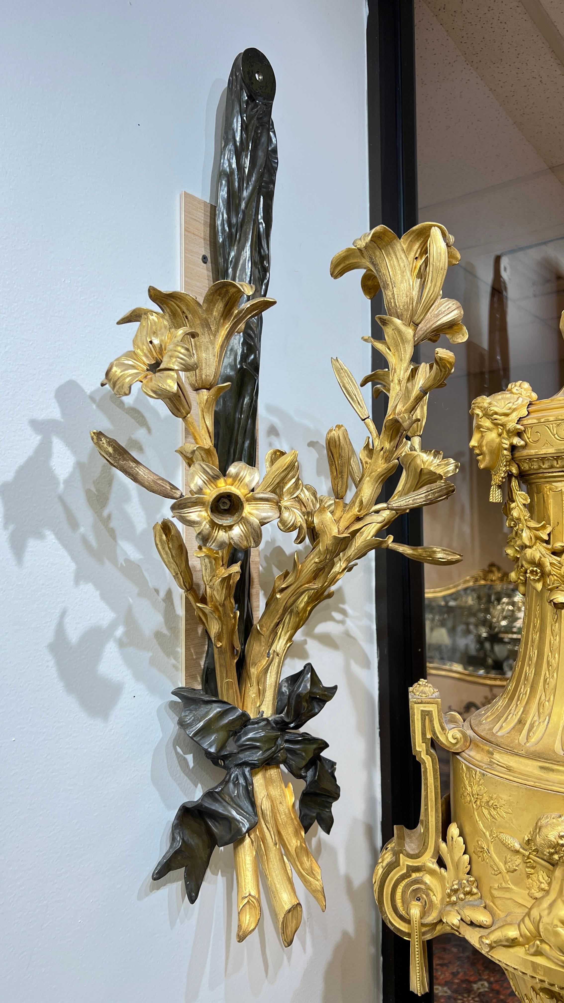Louis XVI Paire de très grandes appliques à trois lumières en bronze patiné et doré français en vente
