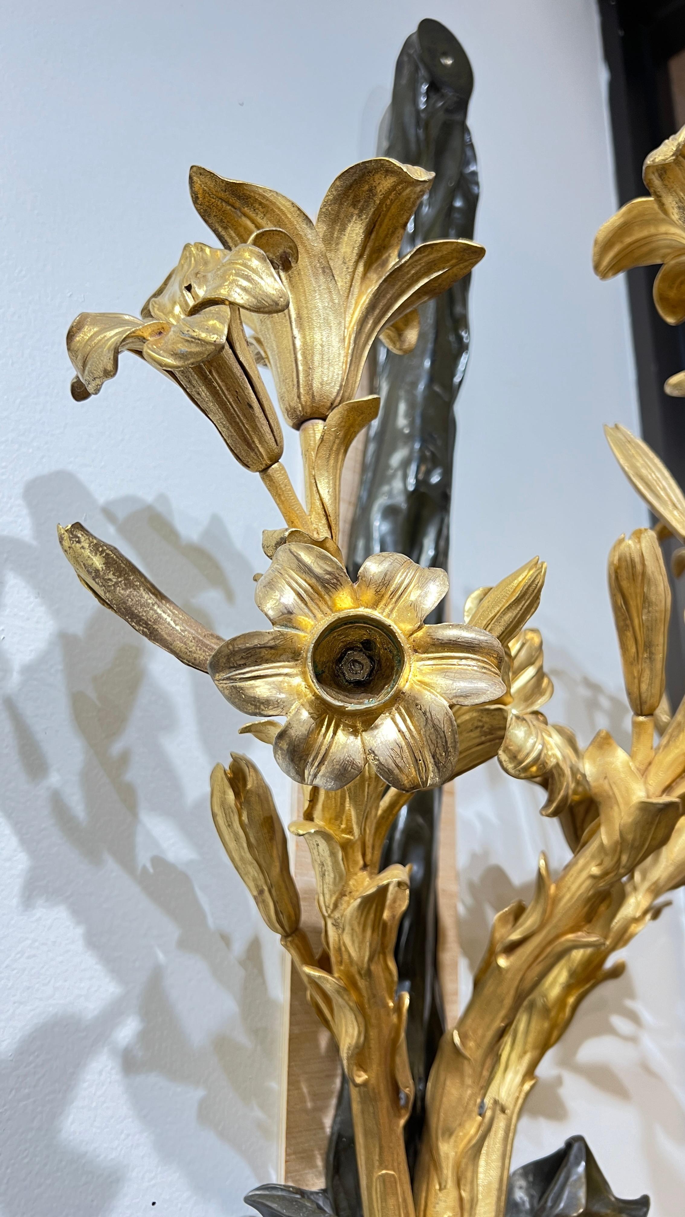 Paire de très grandes appliques à trois lumières en bronze patiné et doré français Bon état - En vente à New York, NY