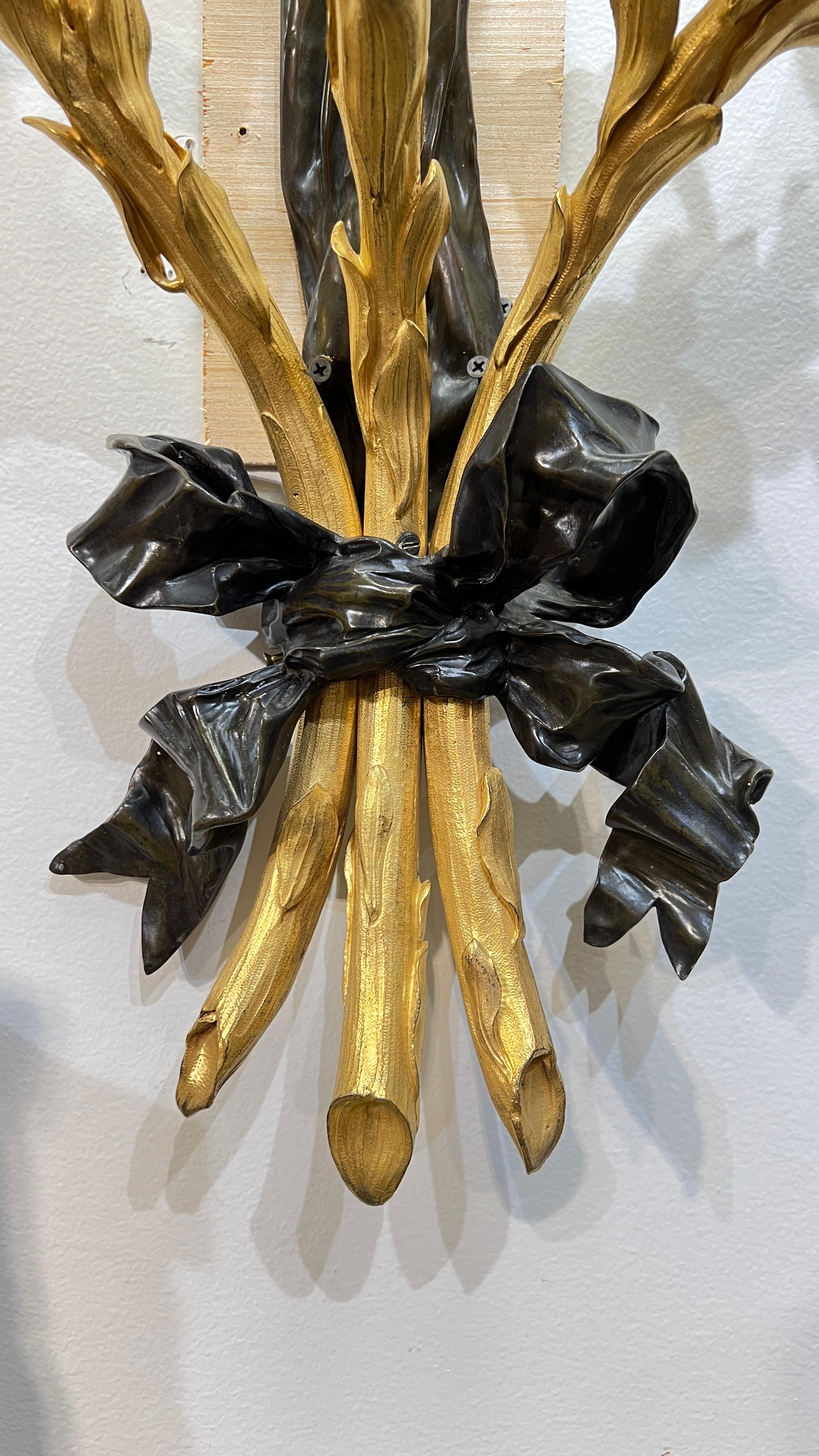Bronze Paire de très grandes appliques à trois lumières en bronze patiné et doré français en vente