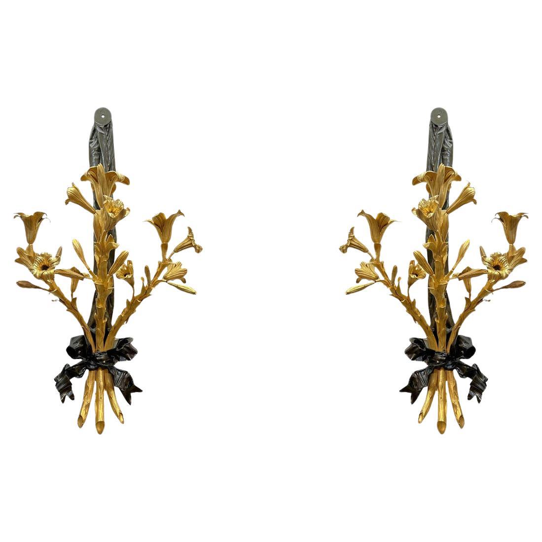 Paire de très grandes appliques à trois lumières en bronze patiné et doré français