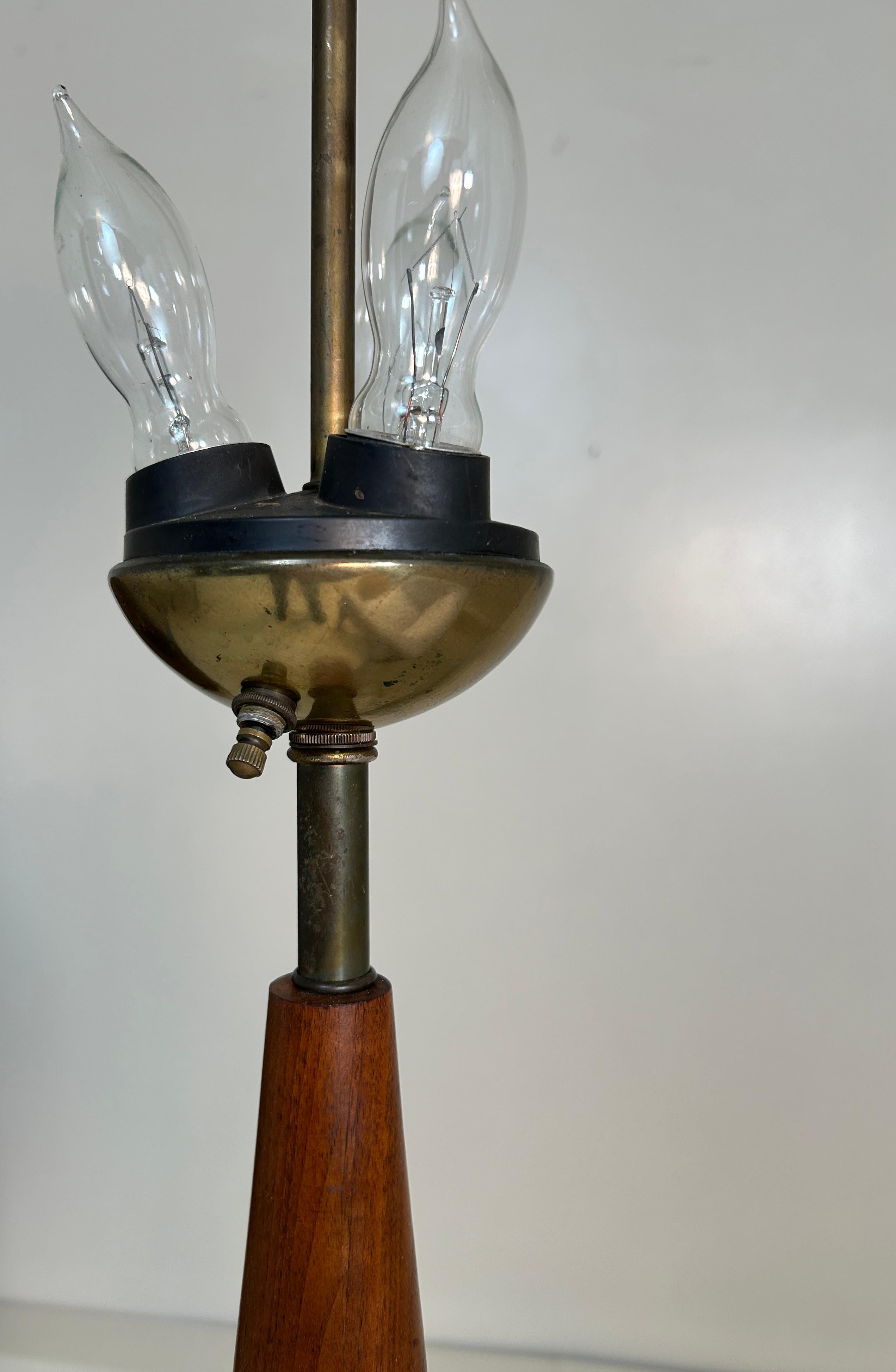 Paire de très grandes lampes de table Tony Paul en noyer et laiton empilés en vente 3
