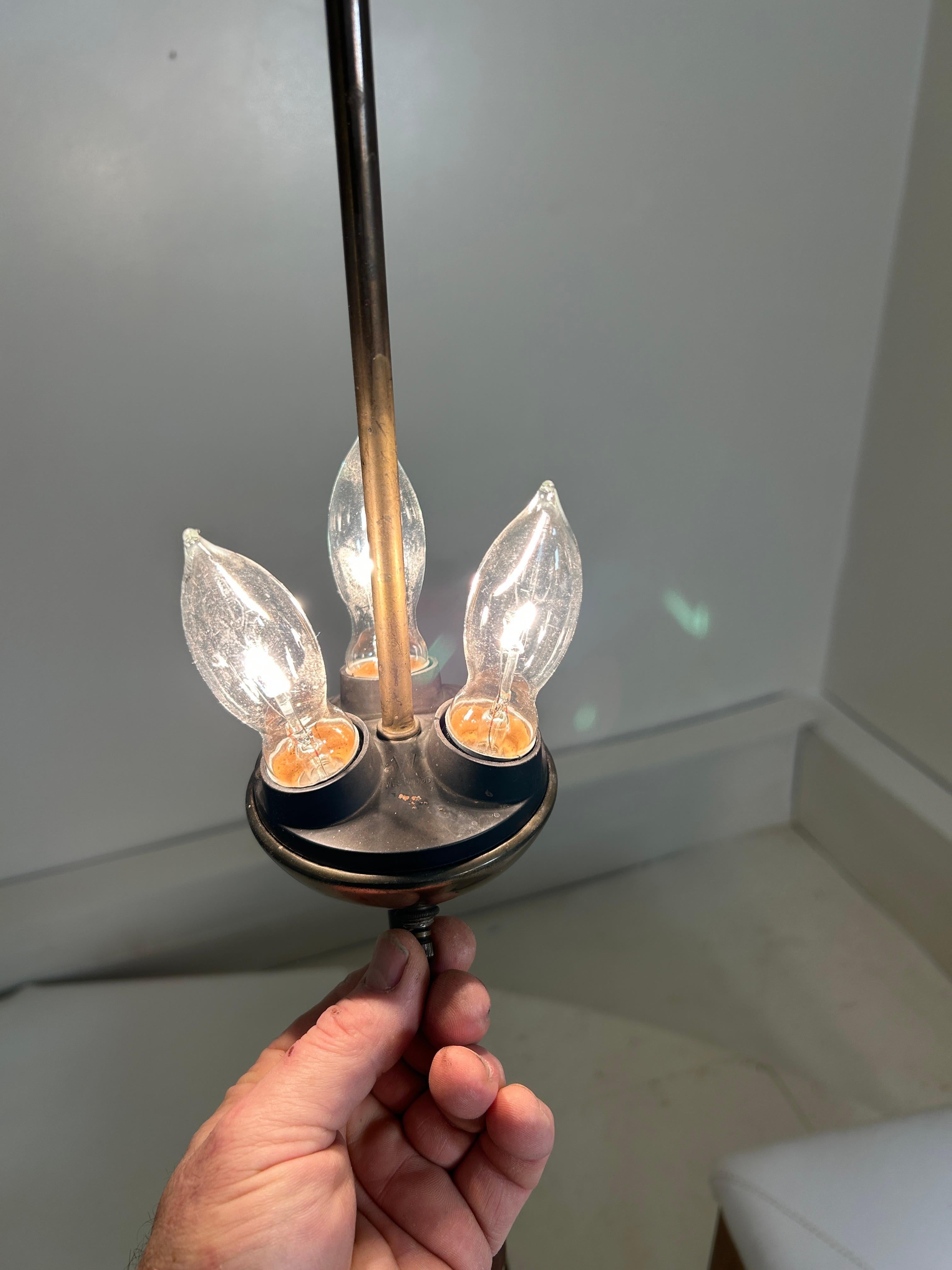 Paire de très grandes lampes de table Tony Paul en noyer et laiton empilés en vente 4