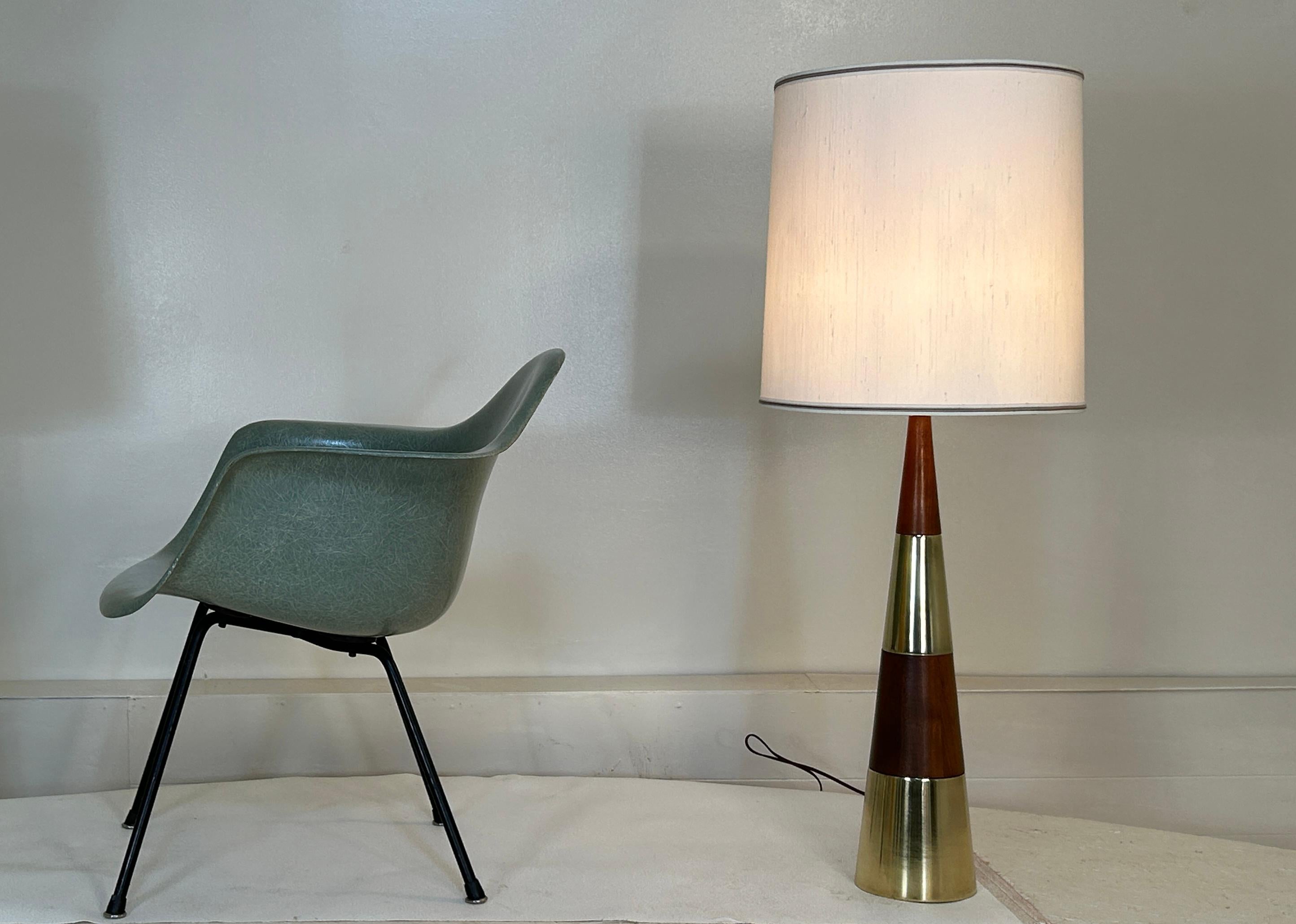 Très grand modèle de lampes de table de Tony Paul. Mesure 42,5