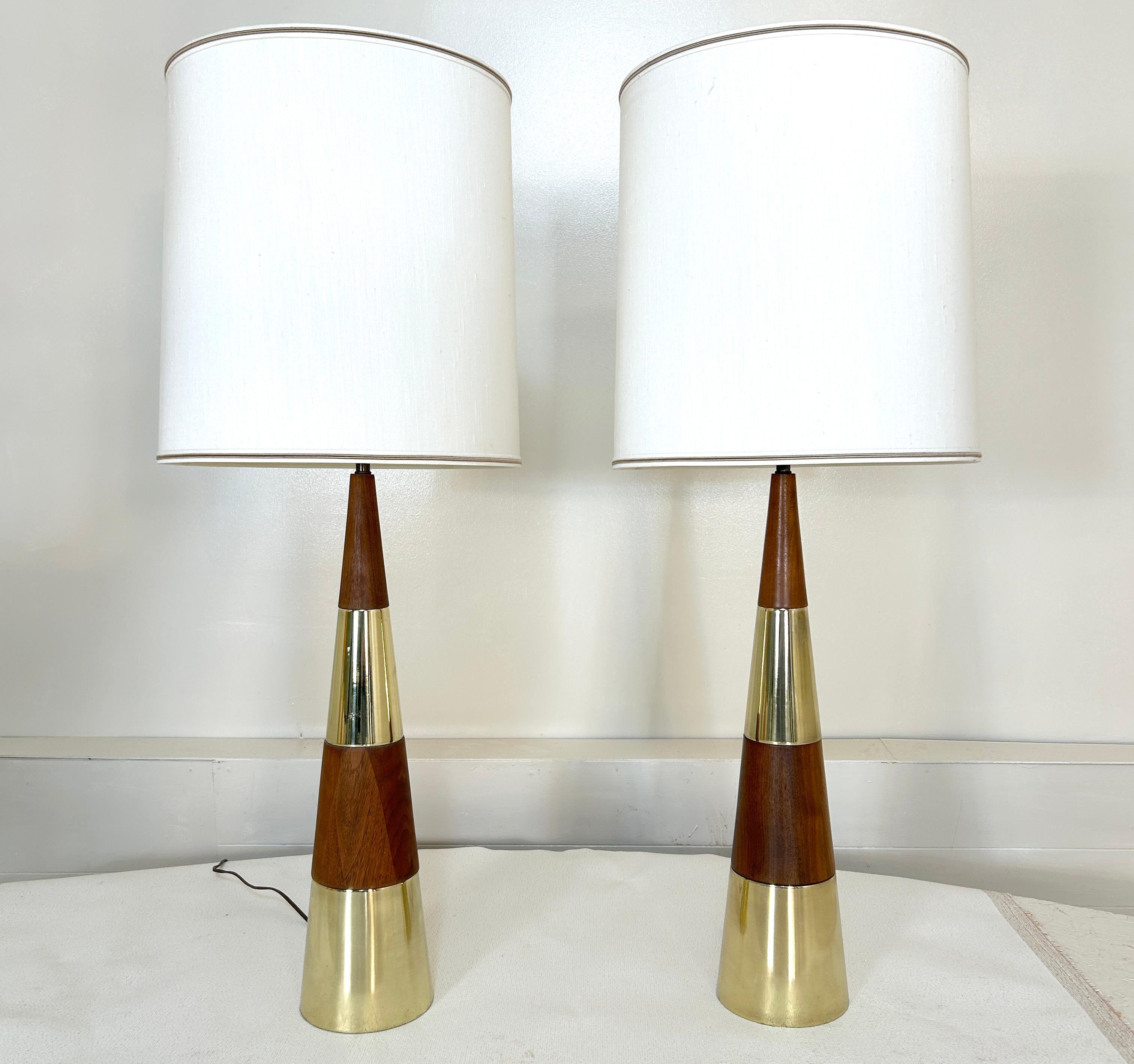 Mid-Century Modern Paire de très grandes lampes de table Tony Paul en noyer et laiton empilés en vente