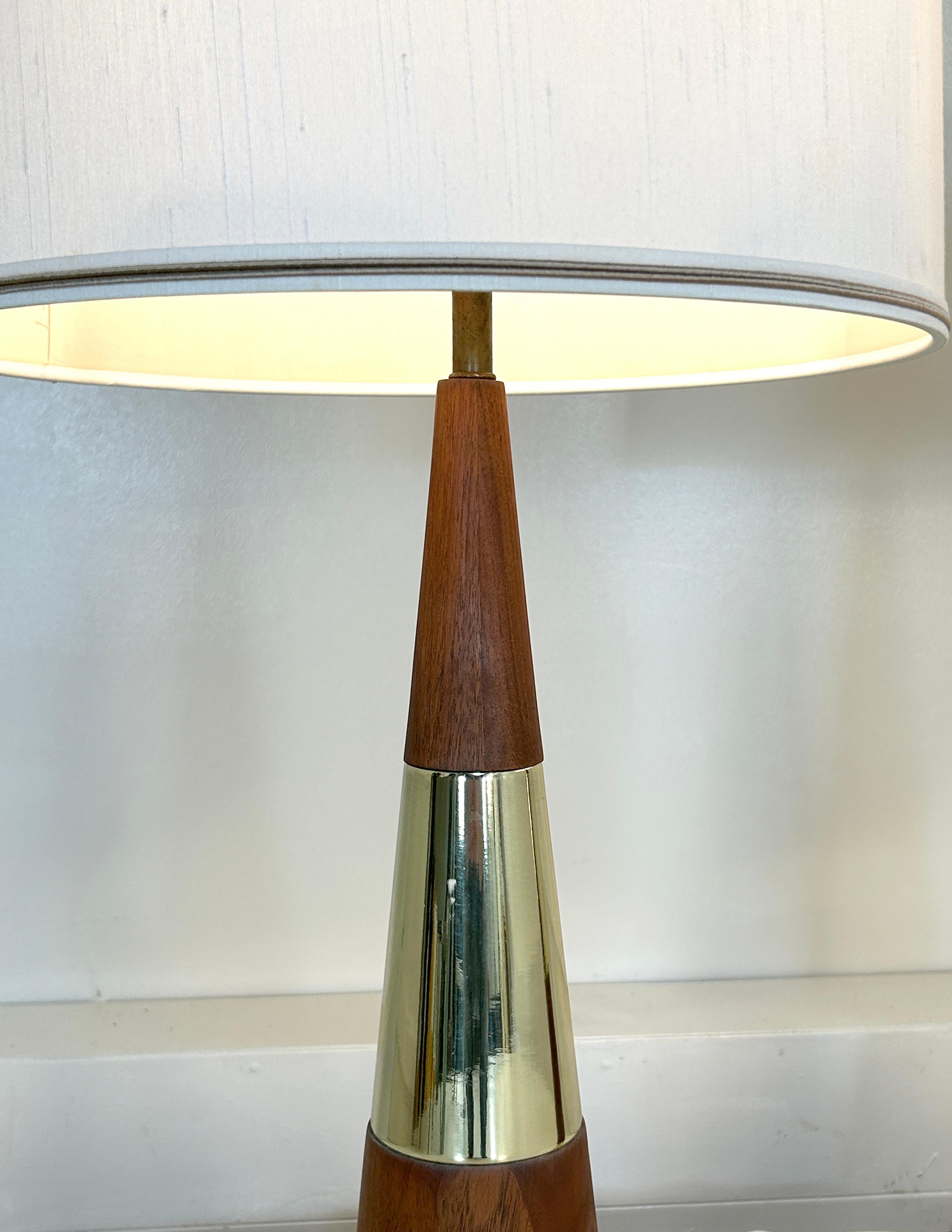 Américain Paire de très grandes lampes de table Tony Paul en noyer et laiton empilés en vente