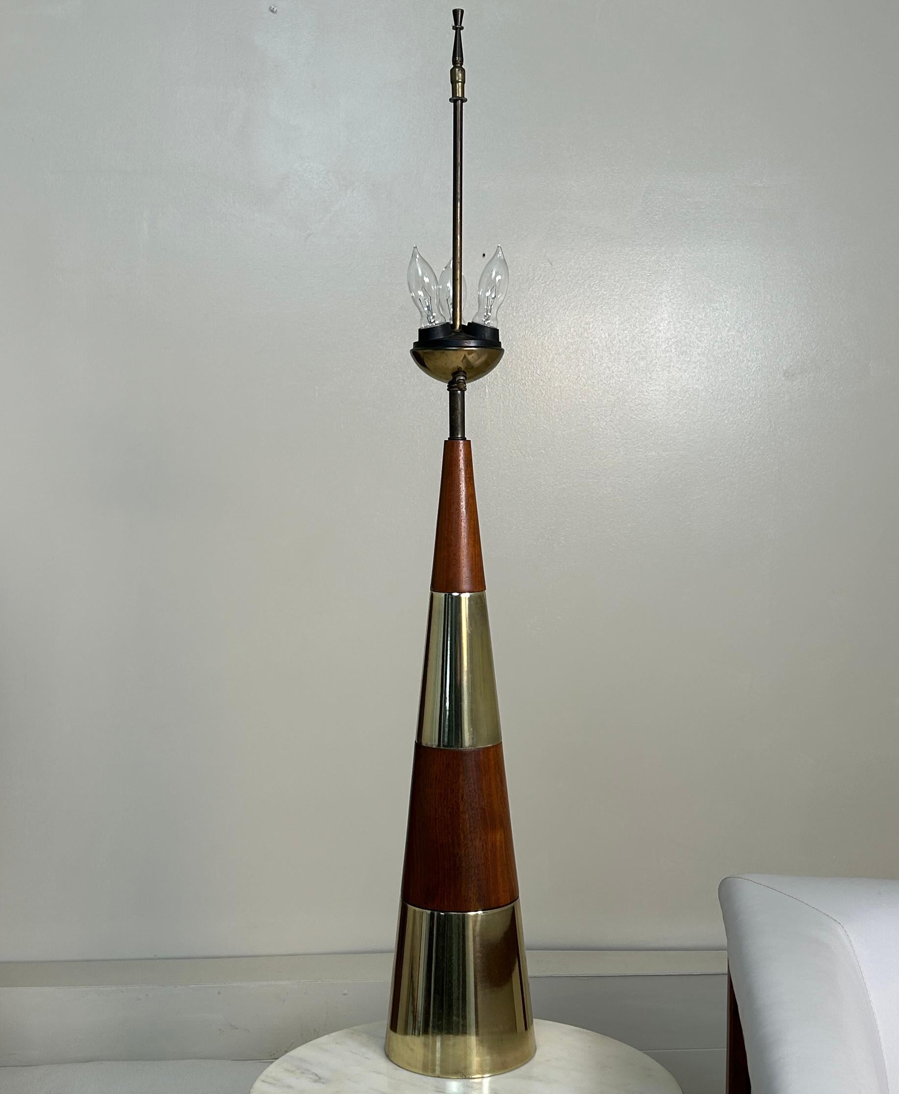 Paire de très grandes lampes de table Tony Paul en noyer et laiton empilés Bon état - En vente à South Charleston, WV