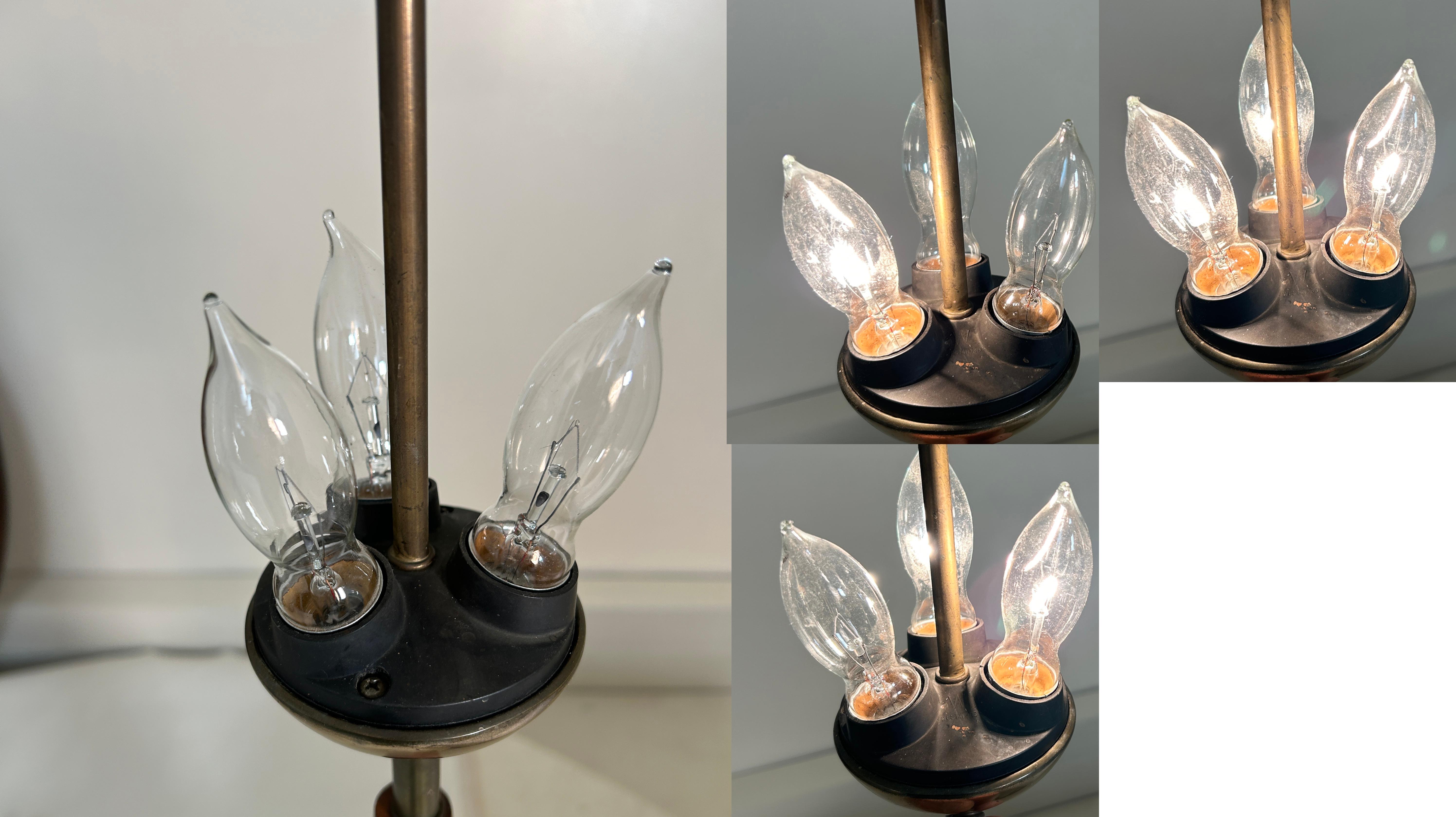 Paire de très grandes lampes de table Tony Paul en noyer et laiton empilés en vente 1