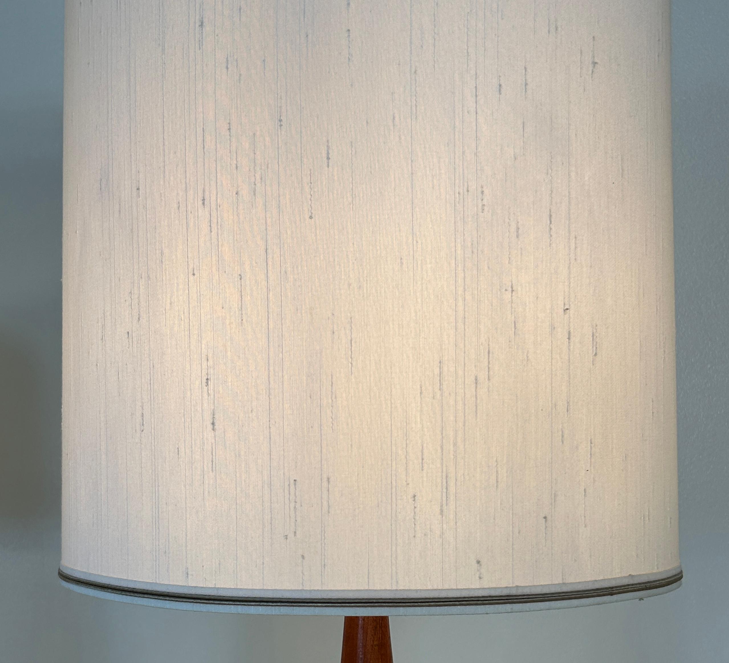 Paire de très grandes lampes de table Tony Paul en noyer et laiton empilés en vente 2