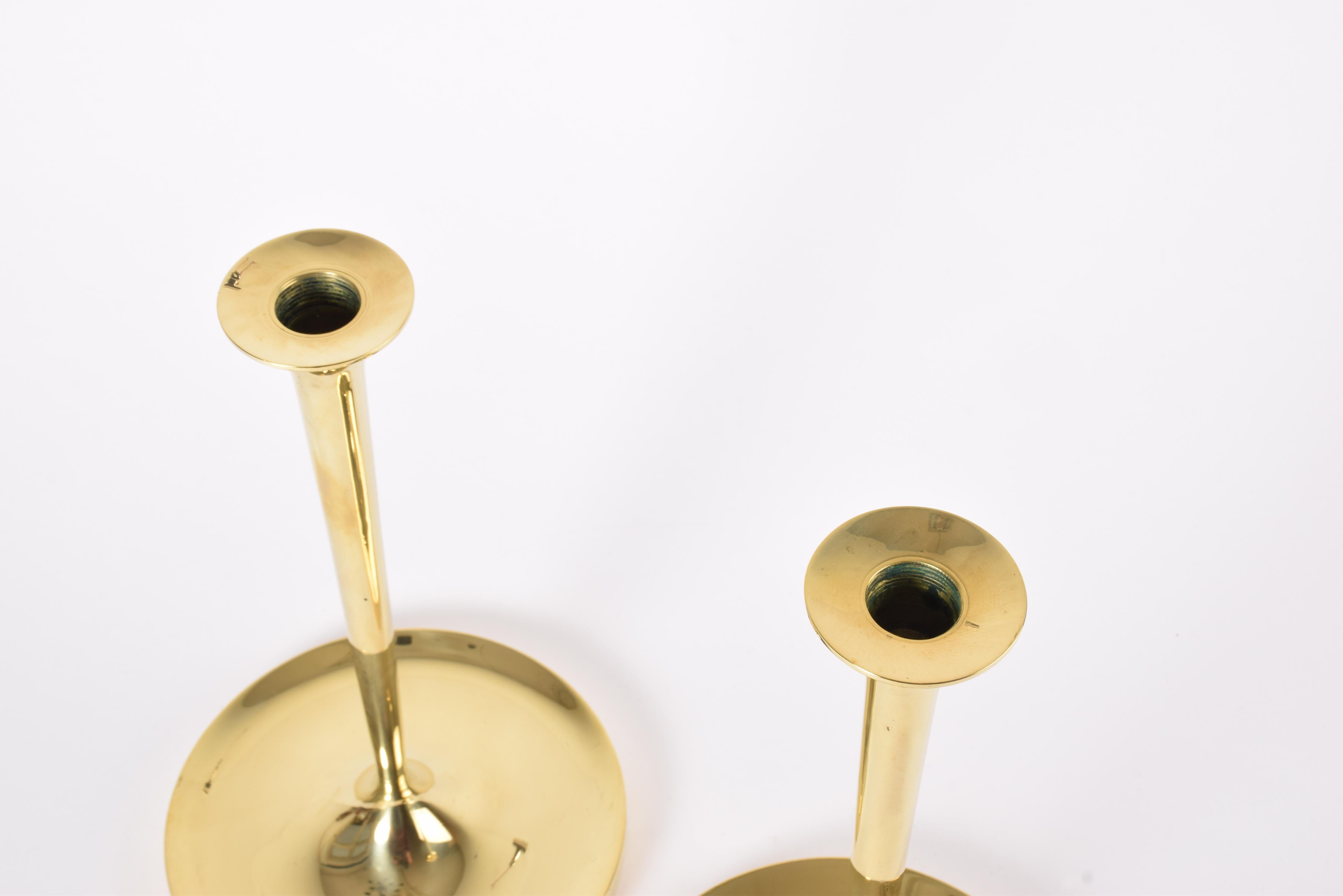 Suédois Paire de très grands bougeoirs en laiton par Georg Wojidkow Suède, Moderne 1960s en vente