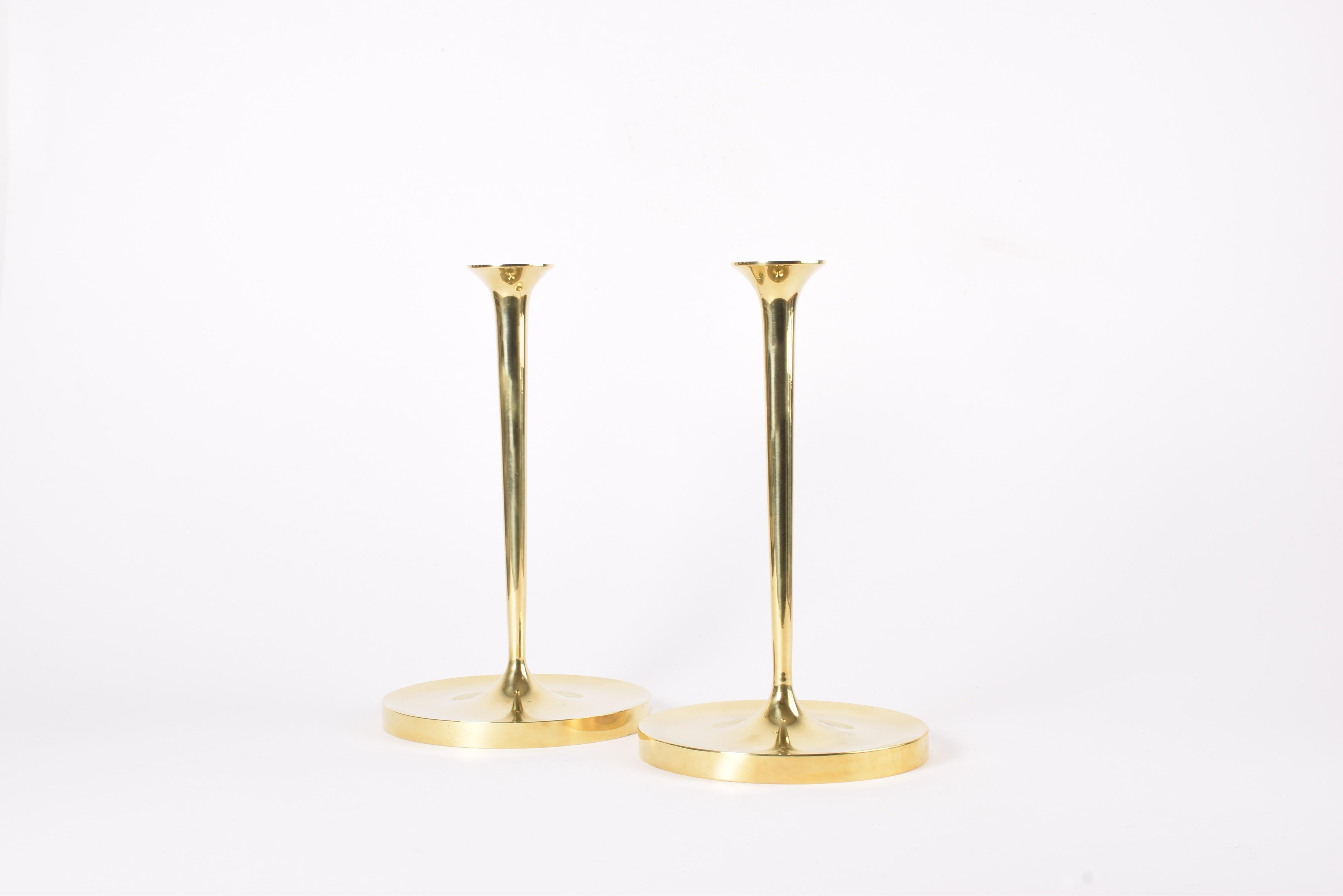20ième siècle Paire de très grands bougeoirs en laiton par Georg Wojidkow Suède, Moderne 1960s en vente