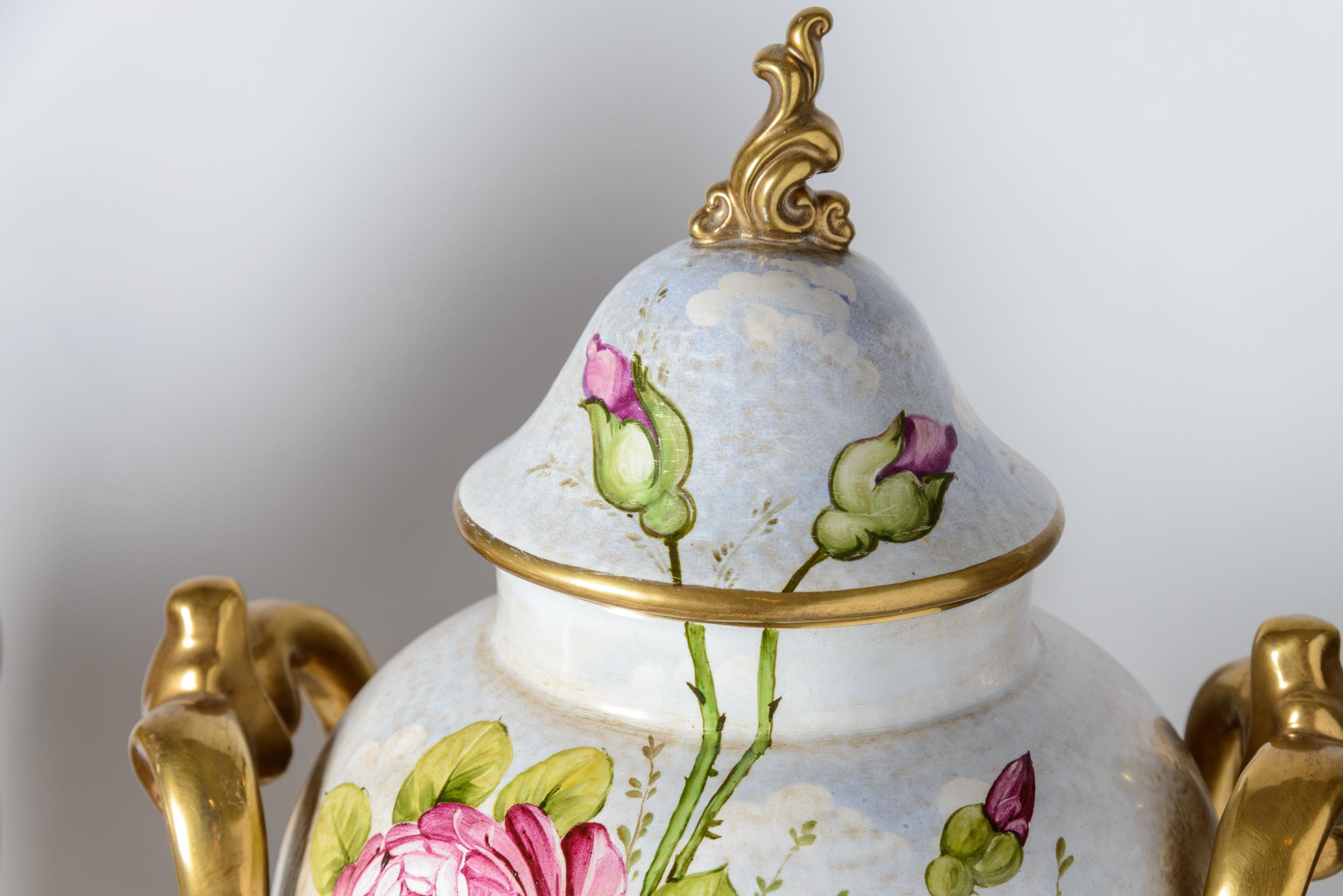 Ein Paar sehr hohe, handbemalte italienische Vintage-Keramik-Urnen, vom Künstler signiert  (Italienisch) im Angebot
