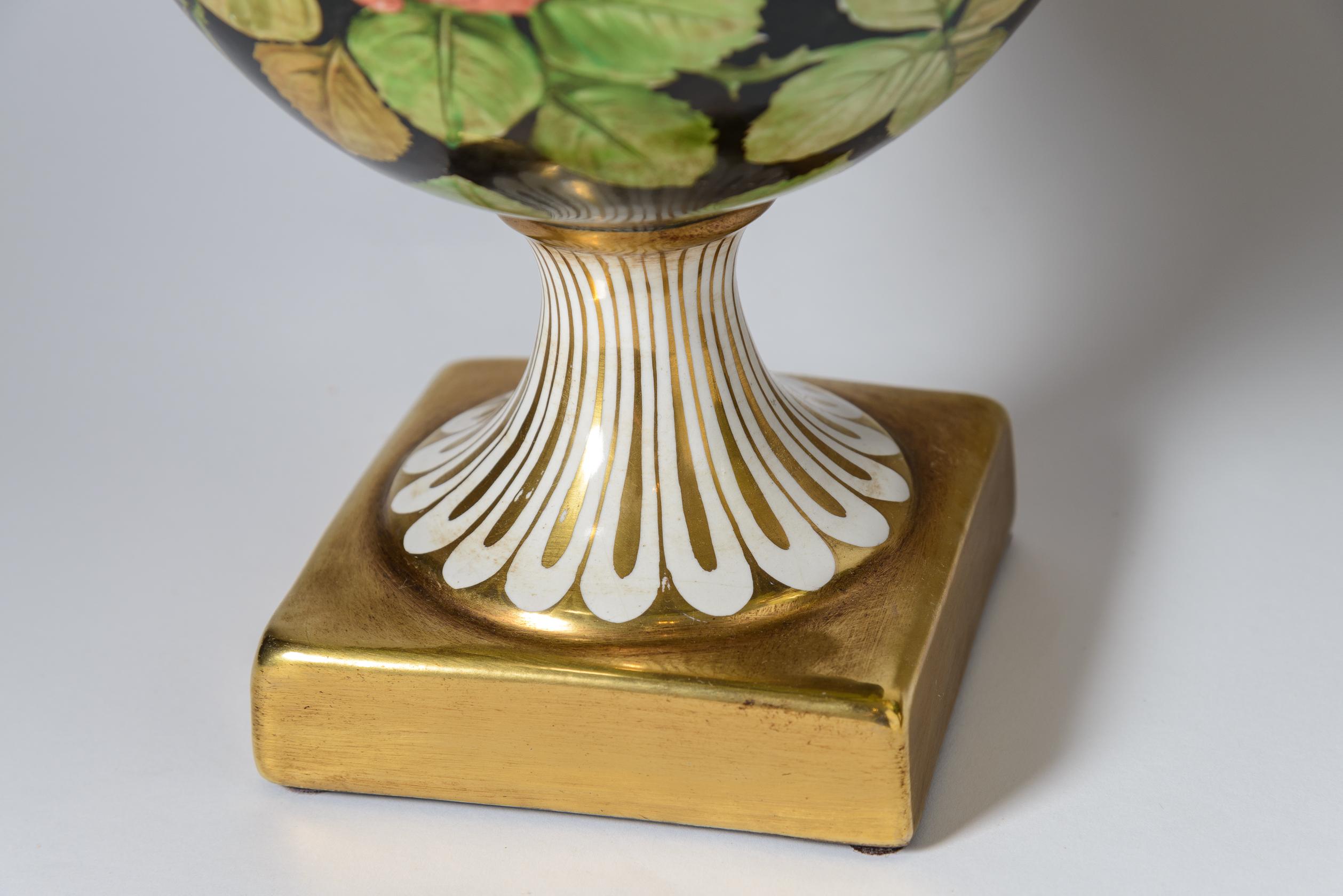 Ein Paar sehr hohe, handbemalte italienische Vintage-Keramik-Urnen, vom Künstler signiert  (Gold) im Angebot
