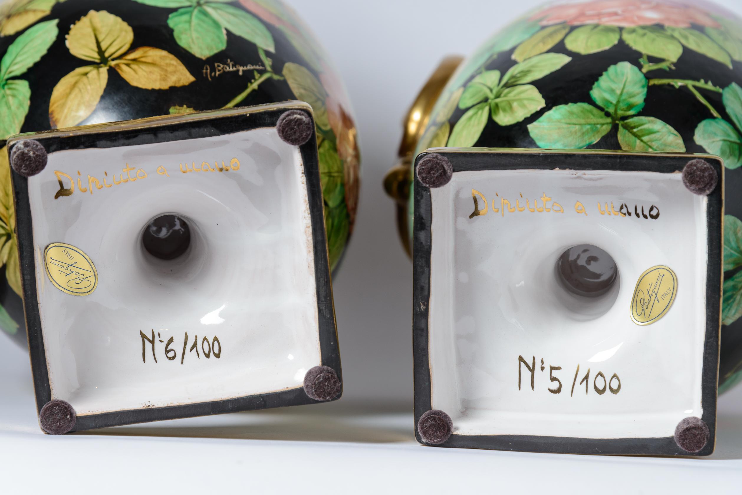 Ein Paar sehr hohe, handbemalte italienische Vintage-Keramik-Urnen, vom Künstler signiert  im Angebot 1