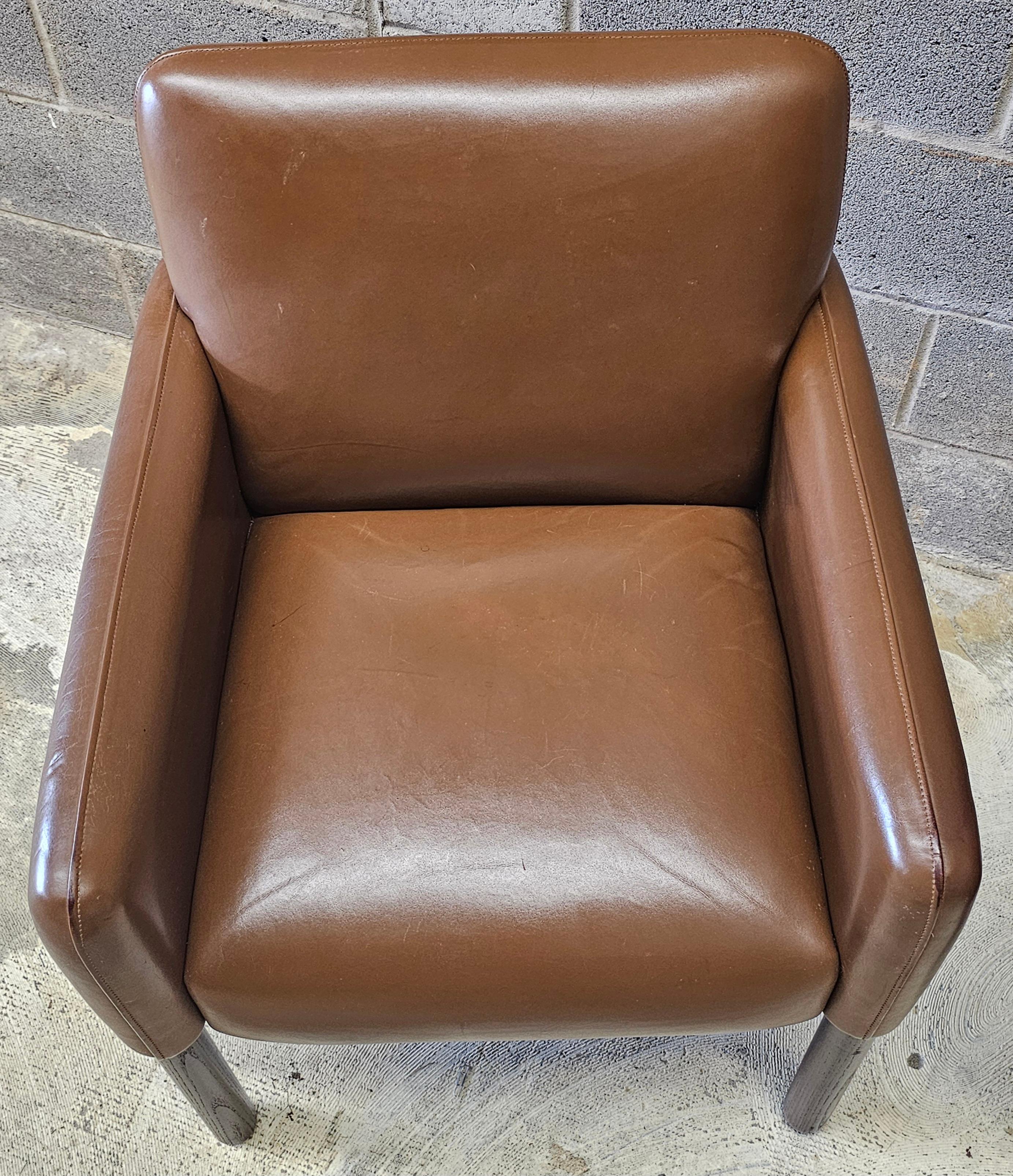Ein Paar von Vico Magistretti für Cassina Modell 896 Vollnarben-Liegestühle aus braunem Leder. Das Modell 896 ist sehr selten zu finden. Ikonisches Design 1963-1969
Misst 25