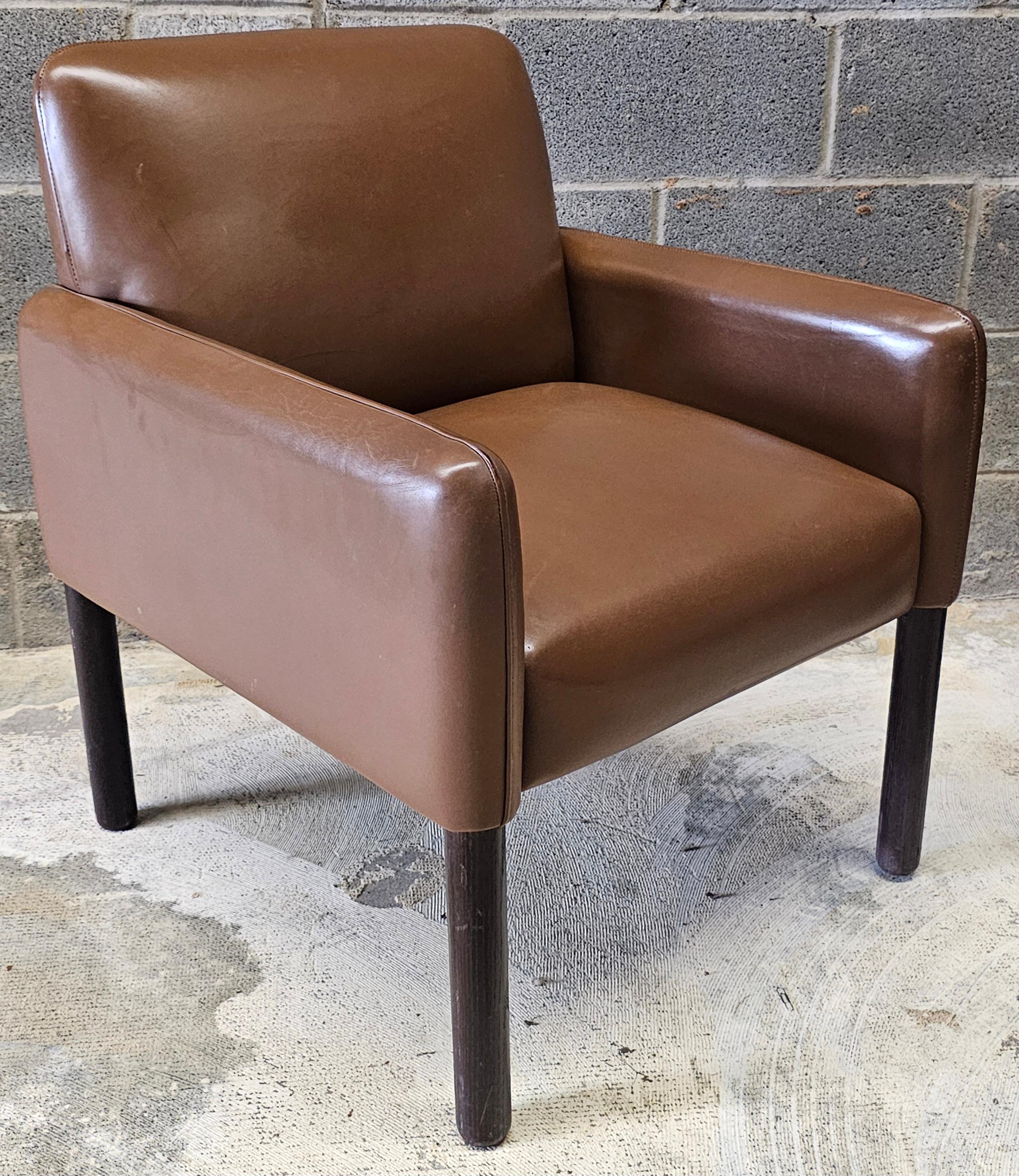 Paar Vico Magistretti für Cassina Modell 896 Full Grain Leder Sessel (amerikanisch) im Angebot
