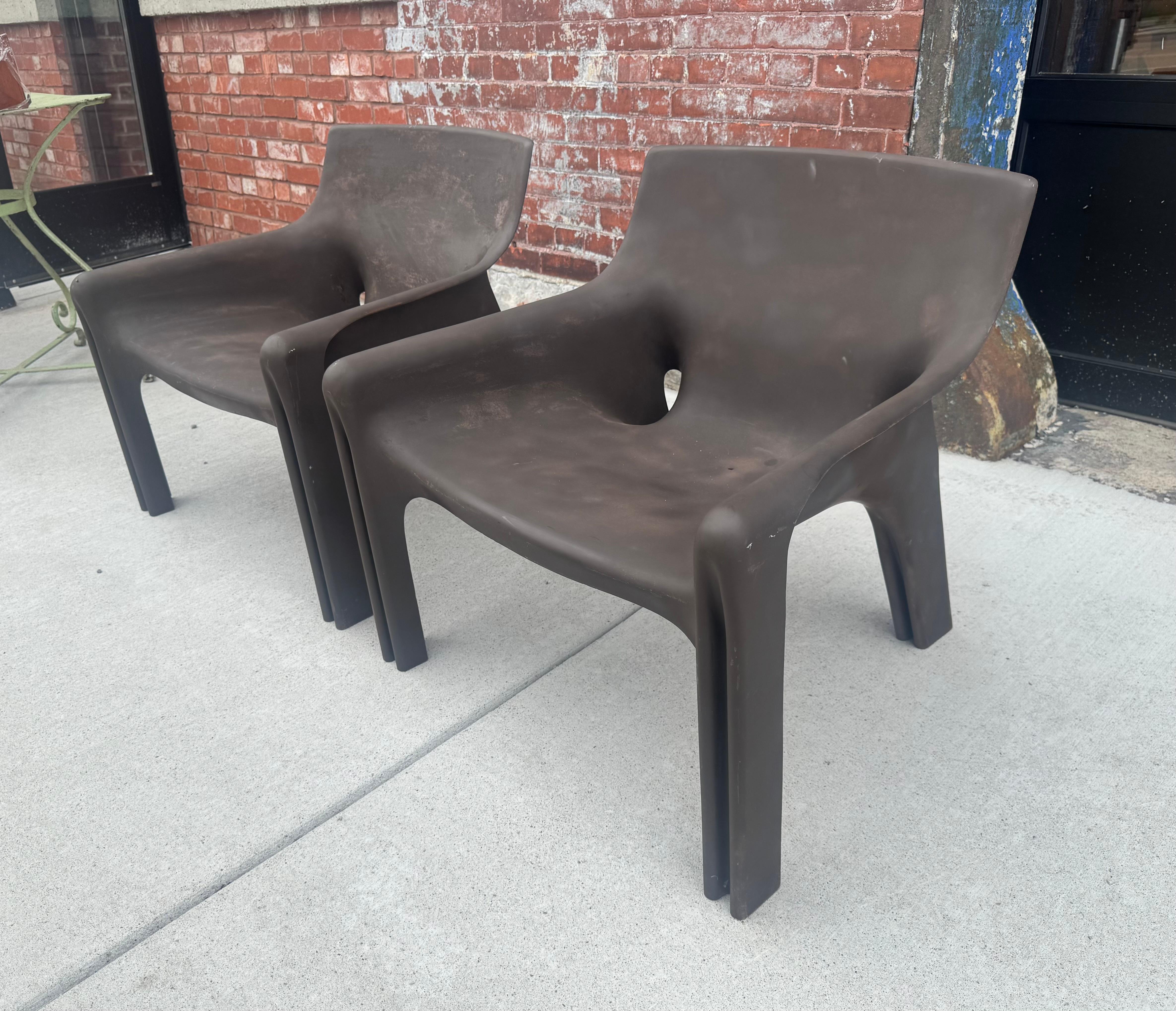 Vico Magistretti
 'Vicario' Lounge Chair
For Artemide
c.1970s
Moulded plastic and fibreglass

: Height: 26.78 in (68 cm)Width: 23.63 in (60 cm)Depth: 26.38 in (67 cm)Seat Height: 15.36 in (39 cm) 
Designed by the iconic Vico Magistretti for Artemide
