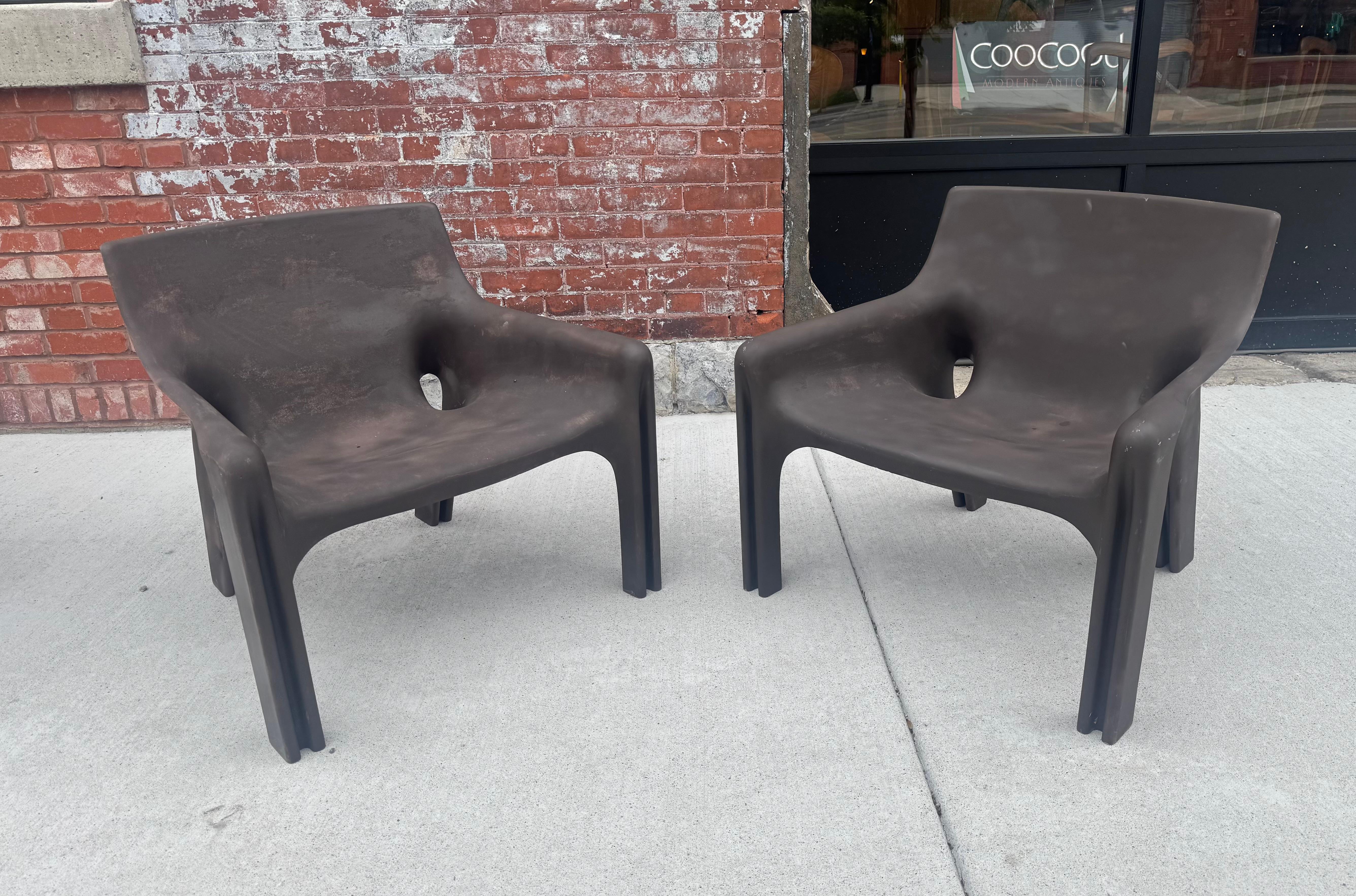 Mid-Century Modern Pair Vico Magistretti 'Vicario' Lounge Chairs For Artemide , Indoor / Outdoor For Sale