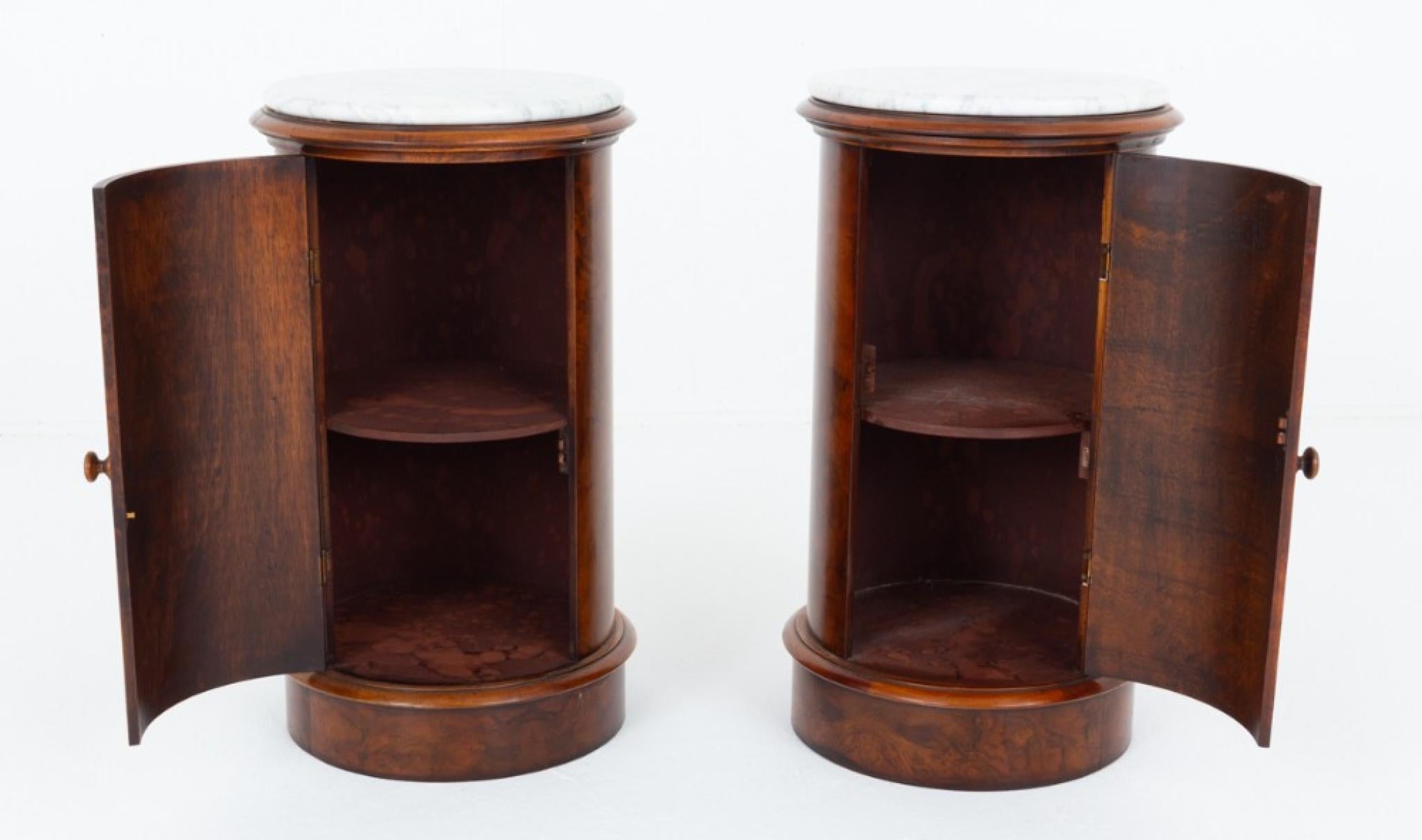 Paire de tables de chevet en ronce de noyer de style victorien
Circa 1920
Ces armoires reposent sur un socle avec des moulures en forme de pouce.
Chaque armoire est munie d'une porte incurvée qui s'ouvre pour révéler une étagère intérieure
Les
