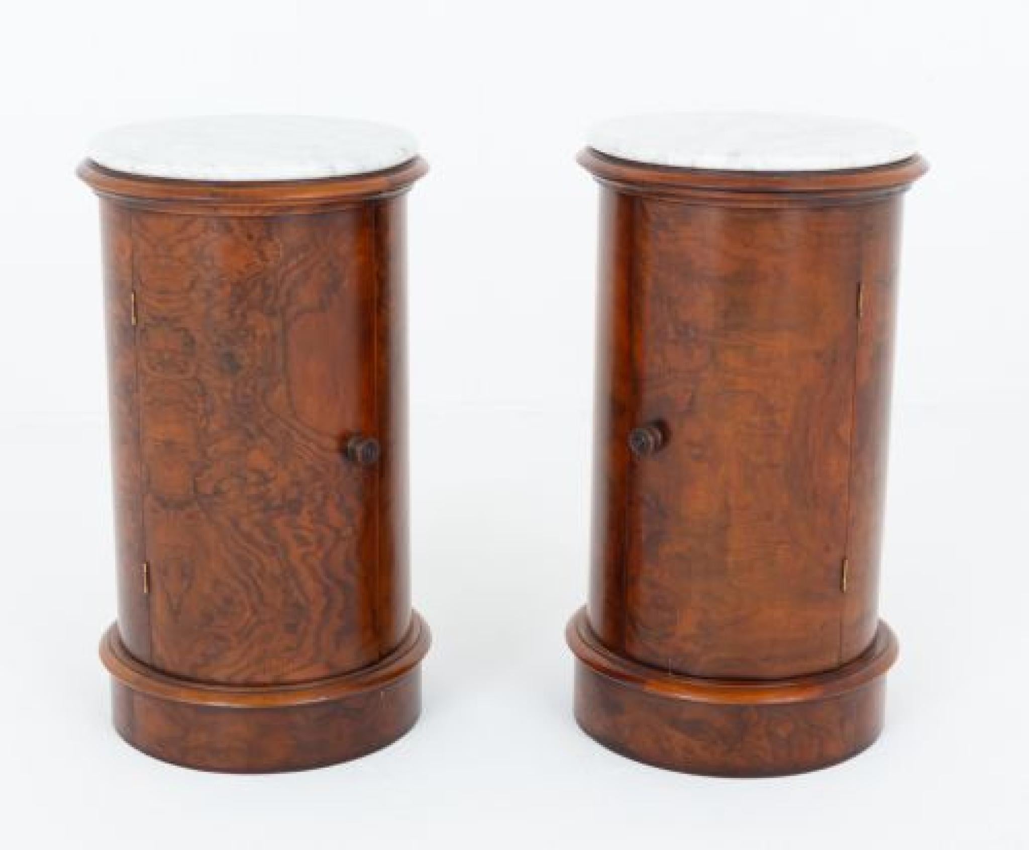 Victorien Paire d'armoires de chevet victoriennes Tables de nuit en noyer en vente