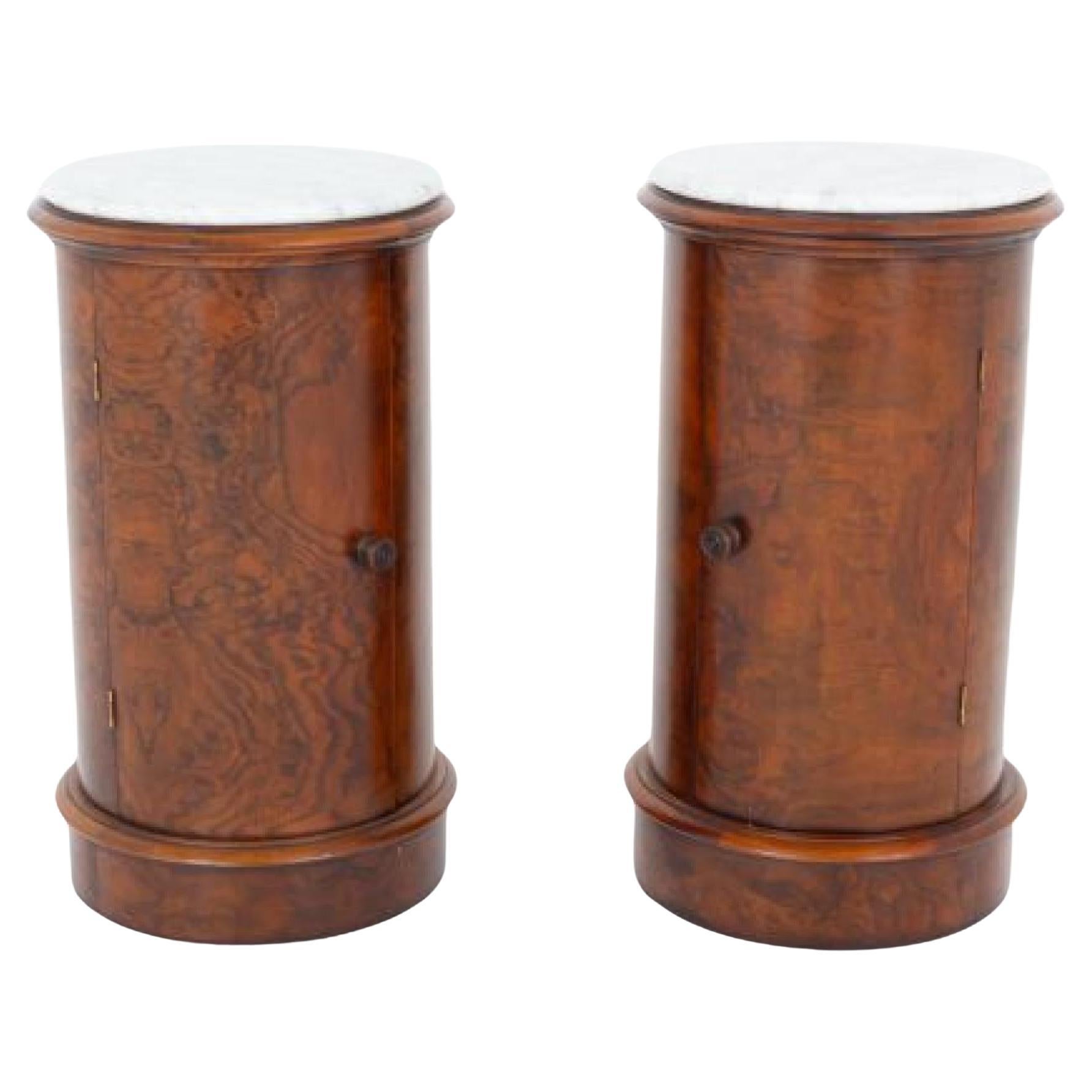 Paire d'armoires de chevet victoriennes Tables de nuit en noyer en vente