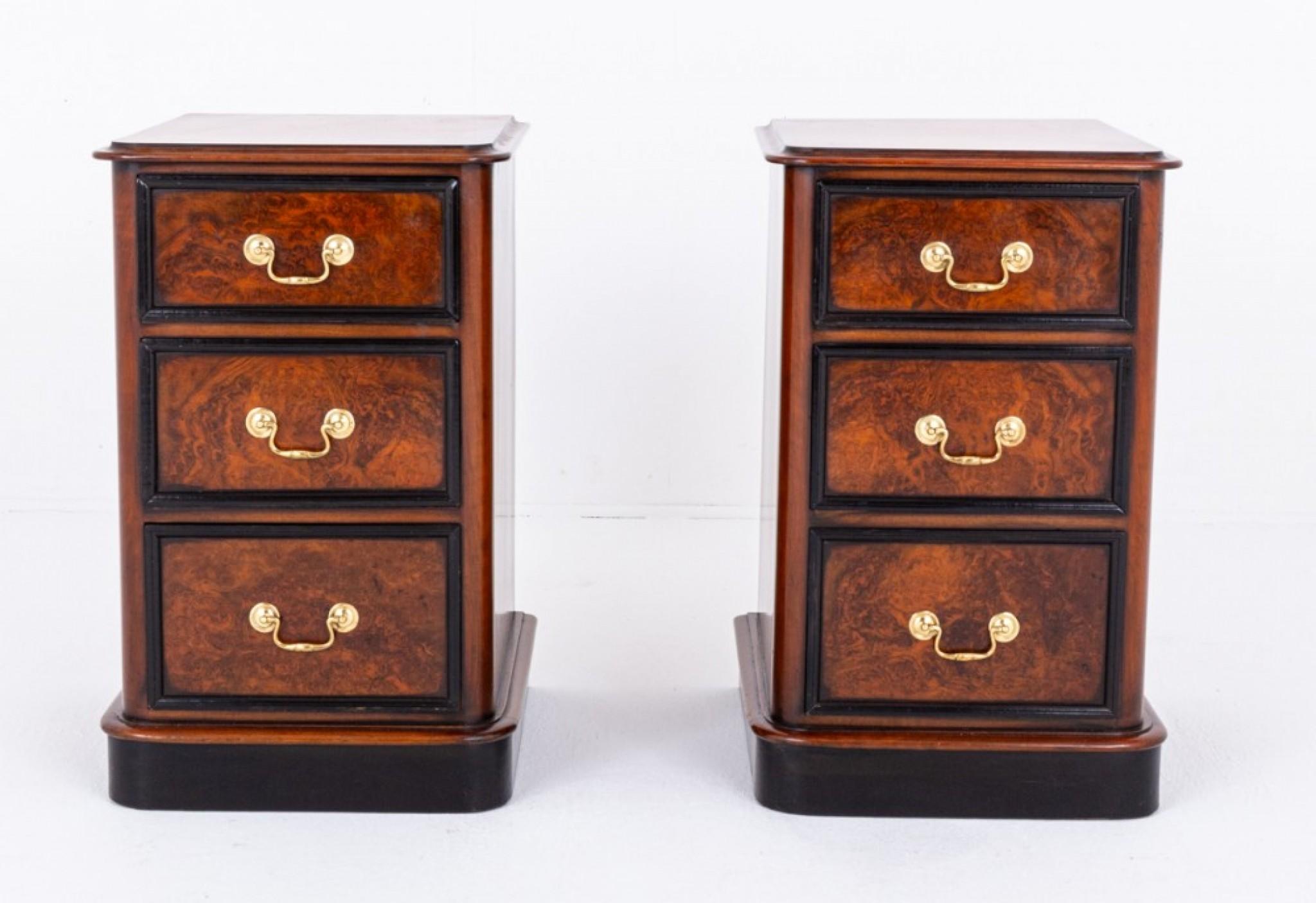 Ecco una coppia di sponde da letto over size di buona qualità.
Circa 1860
Ogni comodino poggia su una base a plinto con angoli arrotondati.
Ogni comodino ha 3 cassetti rivestiti in mogano (da notare le sottili code di rondine) con maniglie