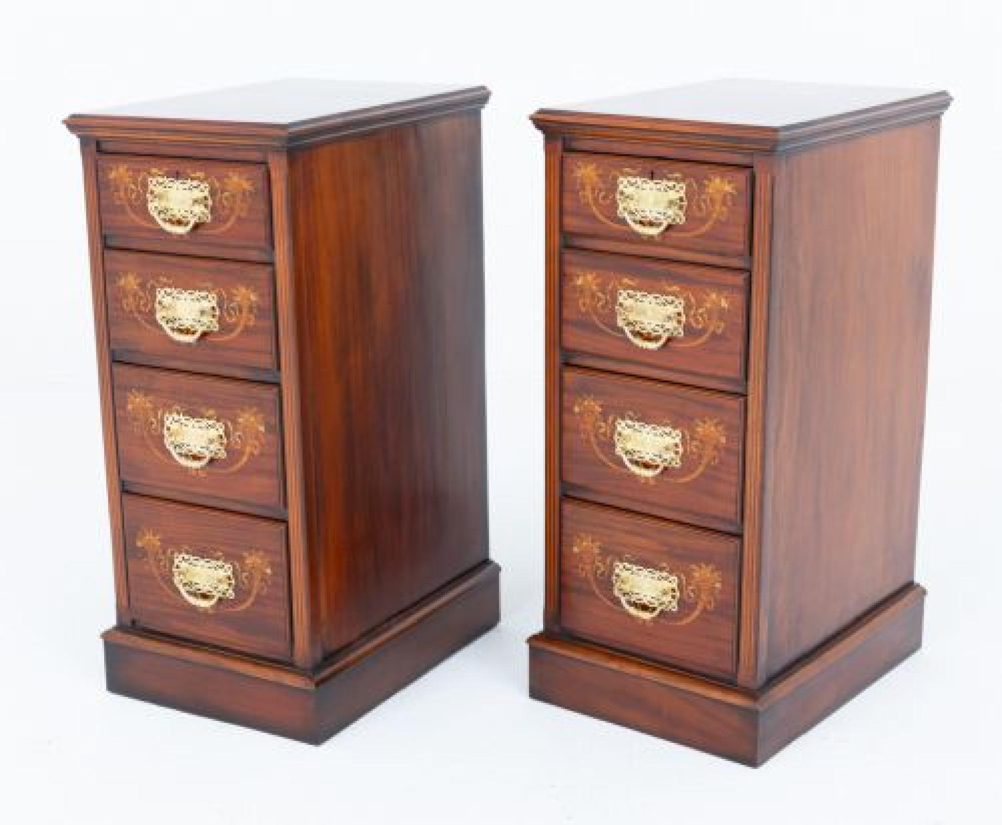 Paire de commodes ou tables de chevet en acajou marqueté
Chaque coffre repose sur un socle et comporte 4 tiroirs en acajou.
Circa 1880
Nous expédions partout dans le monde, y compris aux États-Unis. N'hésitez pas à nous contacter pour obtenir un