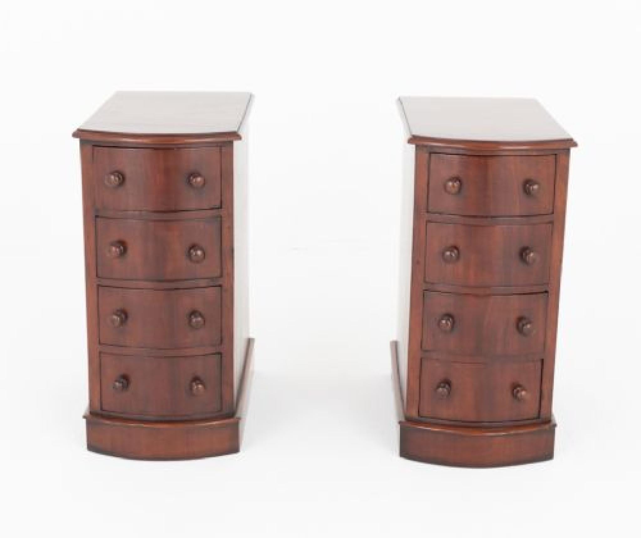 Pareja de mesillas de noche victorianas de caoba con frente de arco
Alrededor de 1860
Estos armarios están elevados sobre bases de zócalo con molduras de pulgar
Cada mueble tiene una disposición de 4 cajones forrados de caoba que conservan sus pomos