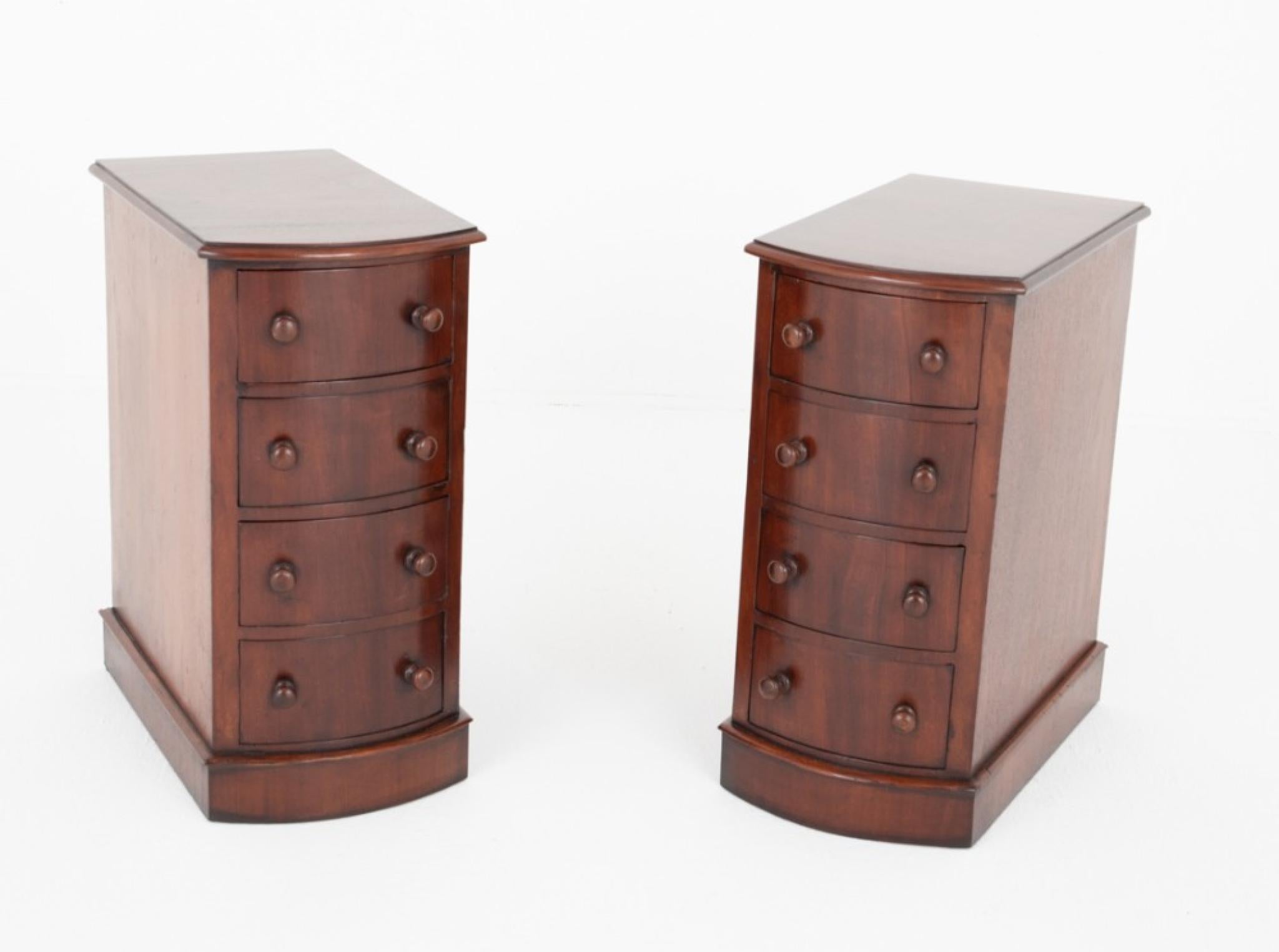 Pareja de mesillas de noche victorianas de caoba 1860 en Bueno estado para la venta en Potters Bar, GB