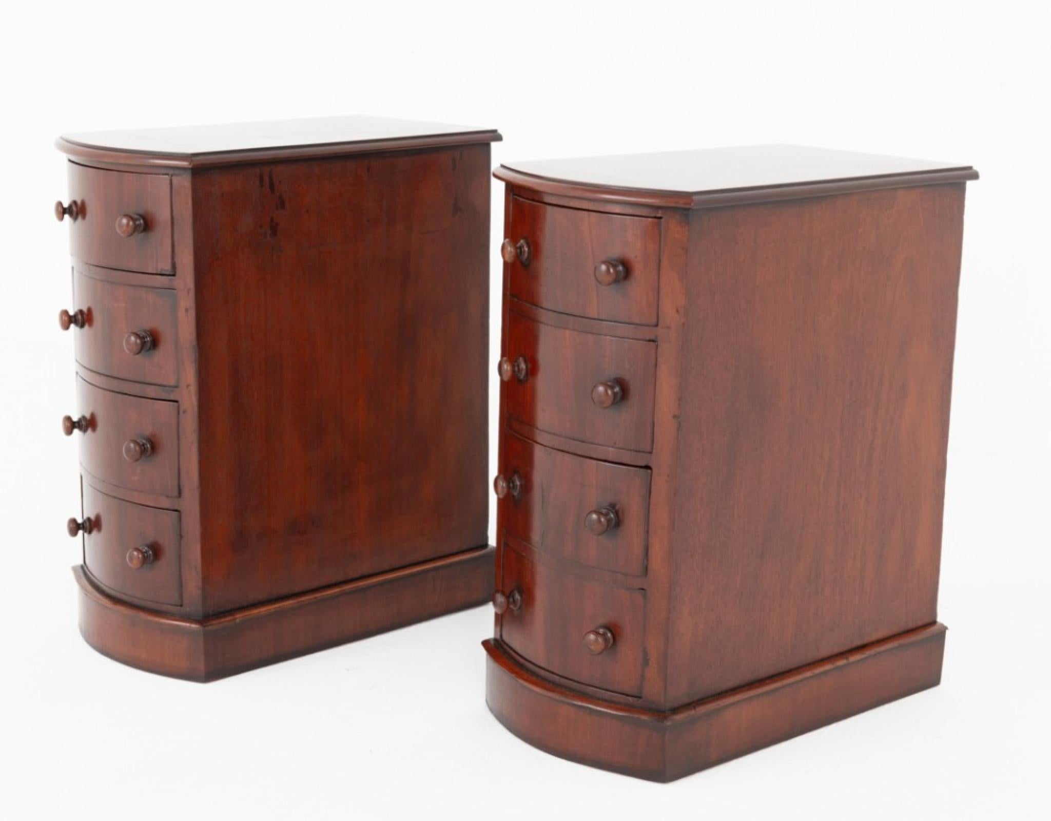 Pareja de mesillas de noche victorianas de caoba 1860 Mediados del siglo XIX en venta