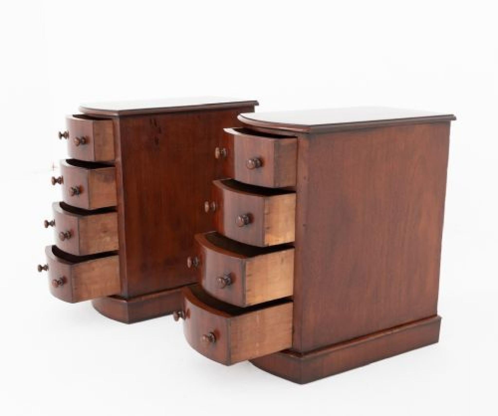 Pareja de mesillas de noche victorianas de caoba 1860 Caoba en venta