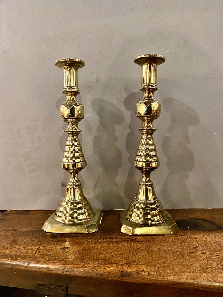 https://a.1stdibscdn.com/pair-victorian-beehive-and-diamond-brass-candlesticks-for-sale-picture-6/f_25193/1621381572393/beehive_and_diamond_candlesticks_11_22_6_master.jpeg?width=768