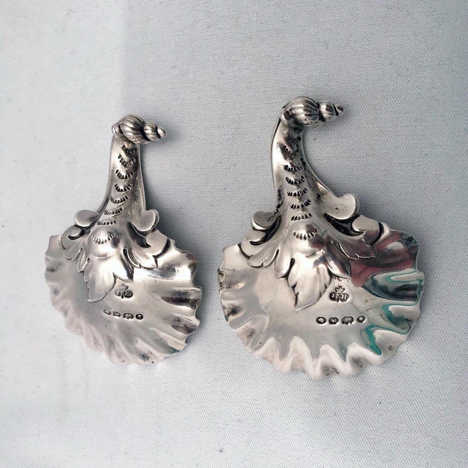 Pair Victorian Cast Silver Scallop Shell Caddy Spoons In Good Condition For Sale In Montreal, QC