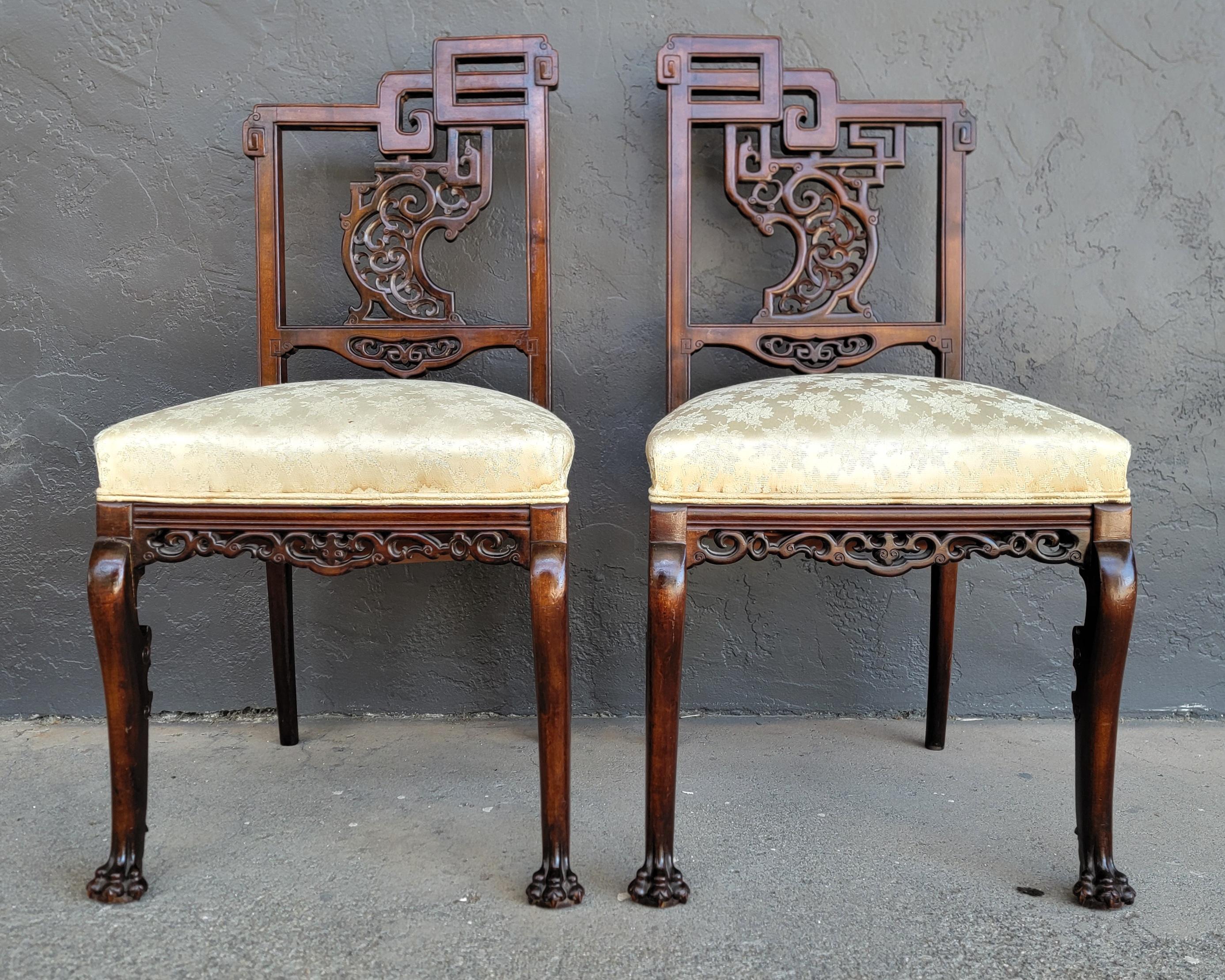 Ein Paar asymmetrische Beistellstühle aus dem 19. Jahrhundert in der Art von Gabriel Viardot. Originallackierung mit schönem Patinaglanz. Scheint ein Originalstoff zu sein.  Bei meinen Nachforschungen habe ich die gleichen Design-Stühle gesehen, die