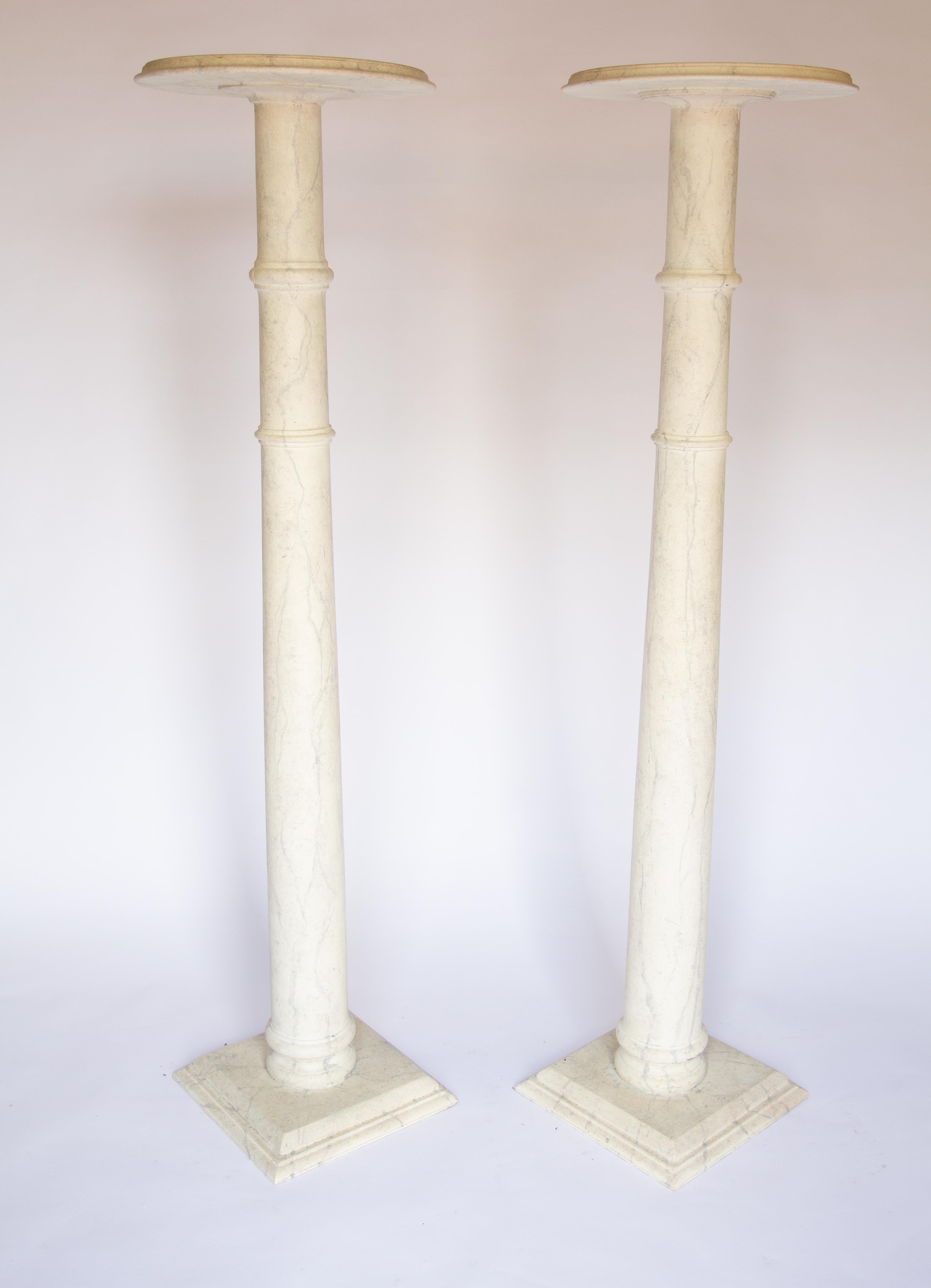 Coppia di piedistalli vittoriani a forma di colonna in finto marmo
Ciascuno con:
Piani circolari a forma di disco: 39 cm di diametro
Colonne affusolate di 10-12 cm di diametro
Base a gradini di forma quadrata
Pino con verniciatura