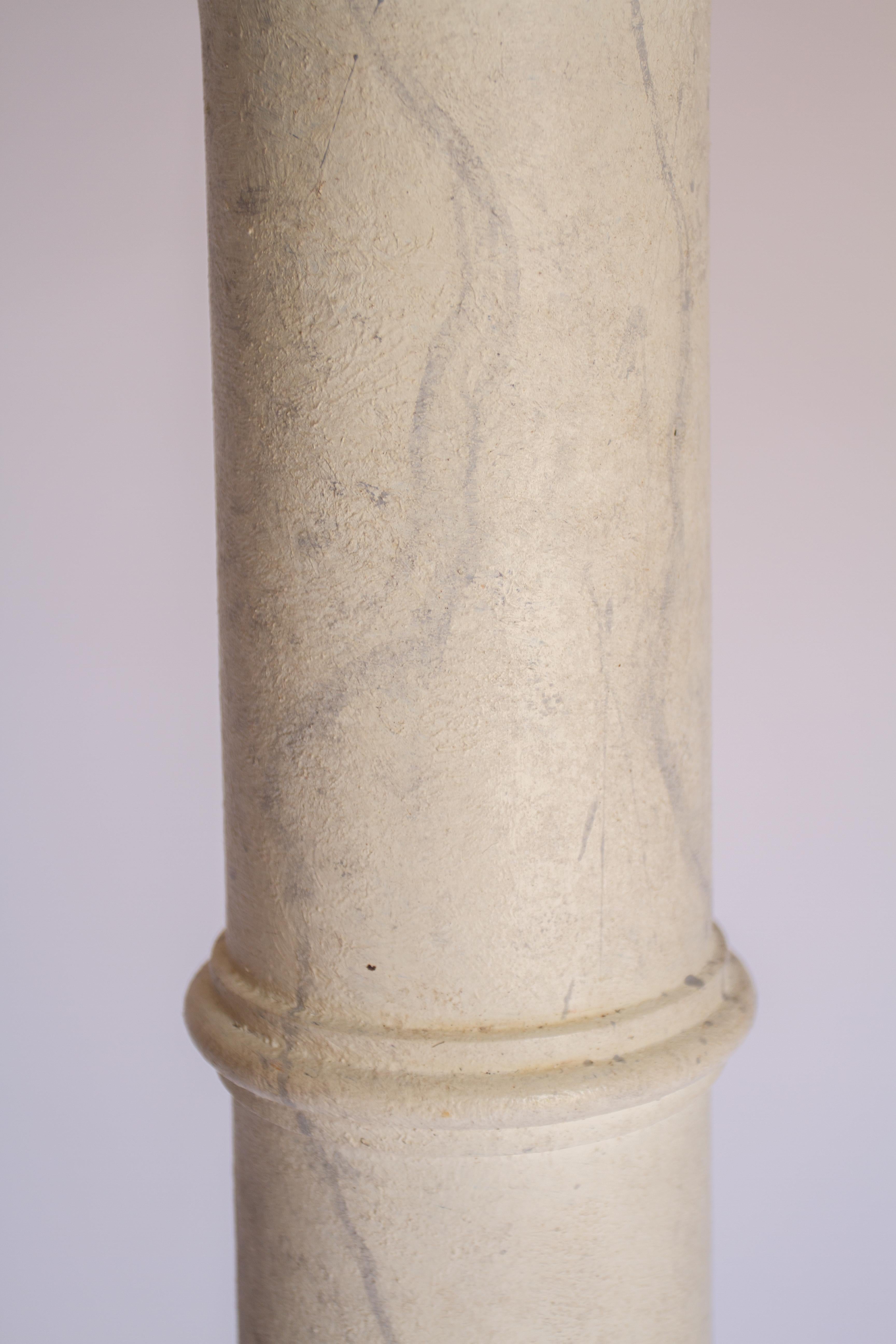 Metà XIX secolo Coppia di piedistalli vittoriani a forma di colonna in finto marmo in vendita
