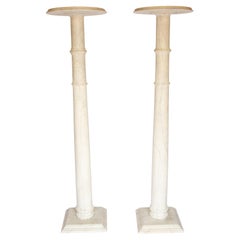 Pareja de pedestales victorianos de mármol de imitación en forma de columna