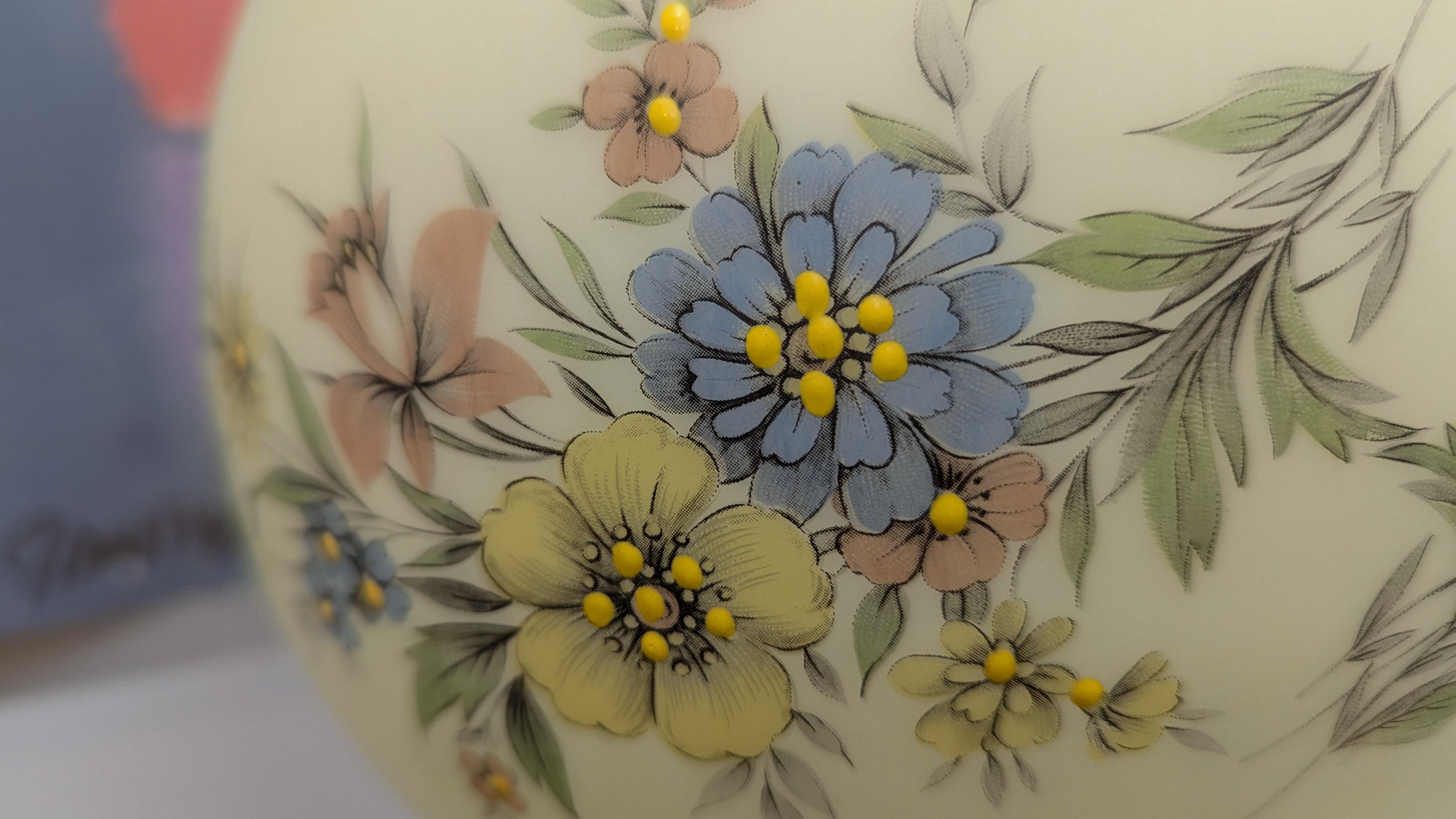 Pareja de Lámparas de Mesa Victorianas Pantoneadas a Mano en venta 2