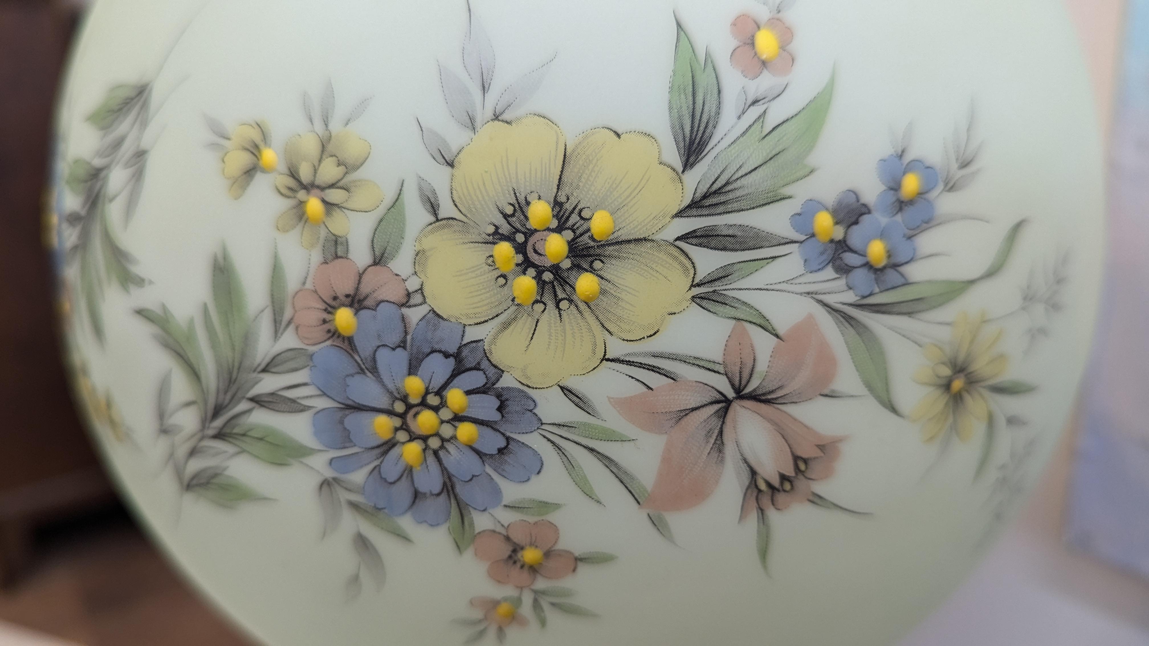 Pareja de Lámparas de Mesa Victorianas Pantoneadas a Mano en venta 5