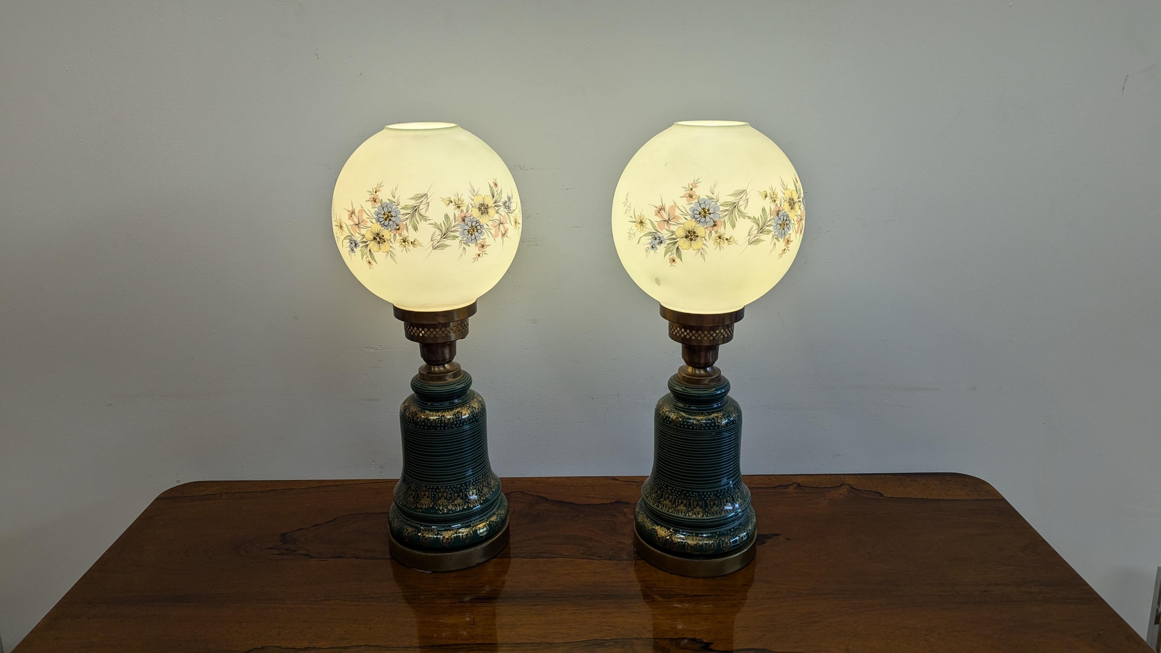 Muy bonito par de lámparas de salón victorianas pintadas a mano.   Las pantallas de cristal están pintadas a mano con un bonito color floral claro, los puntos amarillos están en relieve.  Las bases son de cerámica con latón.  En buen estado