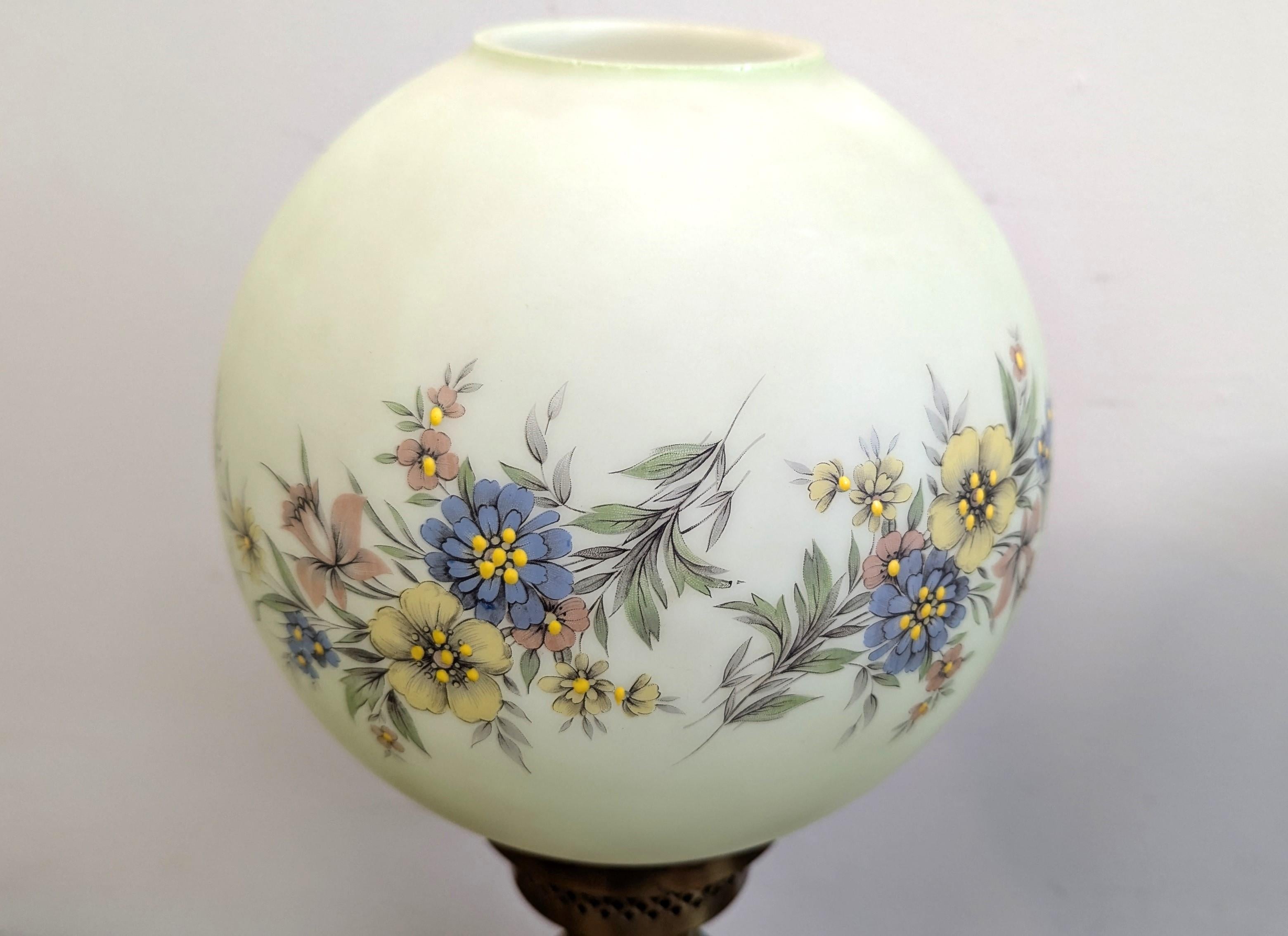 Pareja de Lámparas de Mesa Victorianas Pantoneadas a Mano Pintado a mano en venta