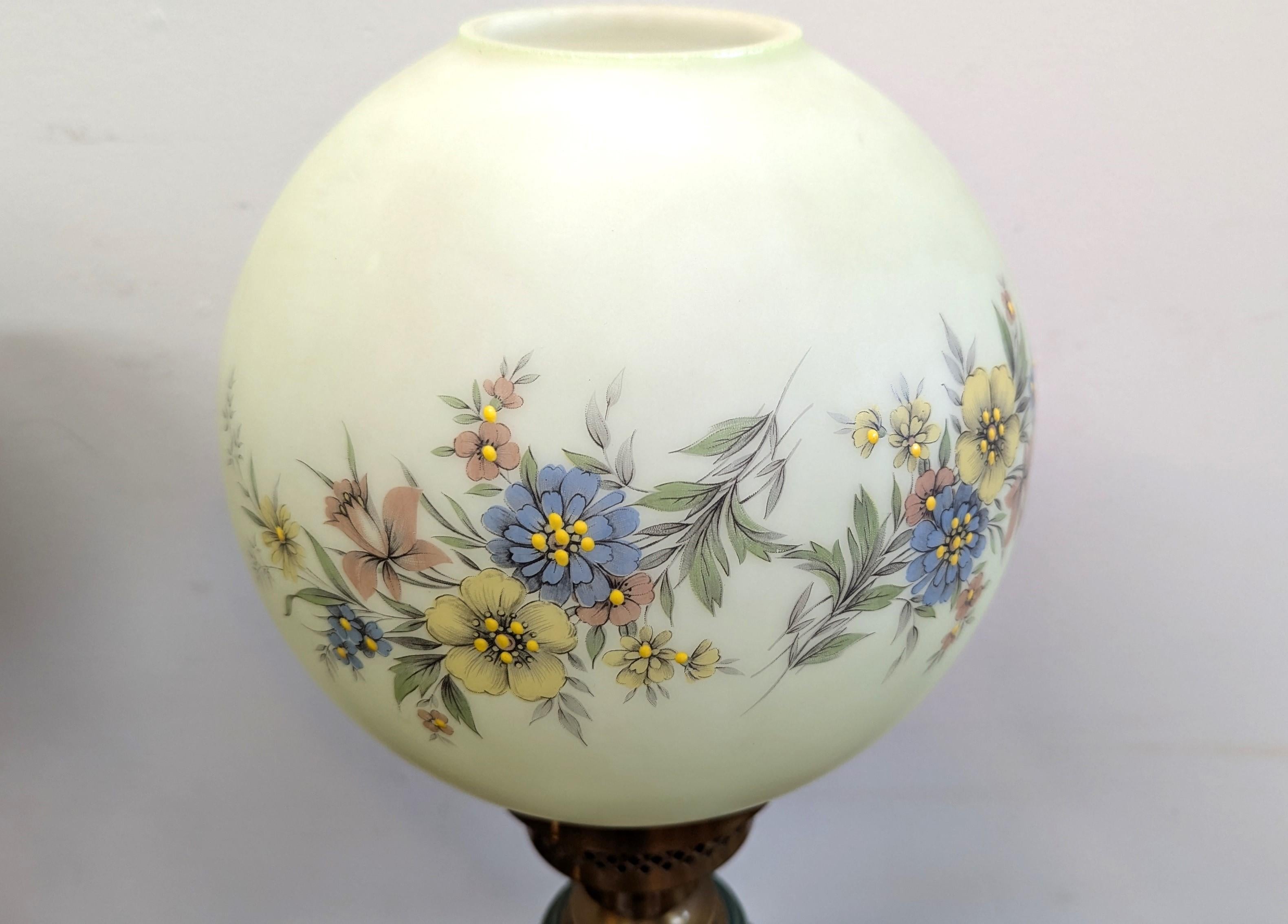 Pareja de Lámparas de Mesa Victorianas Pantoneadas a Mano en Bueno estado para la venta en New York, NY