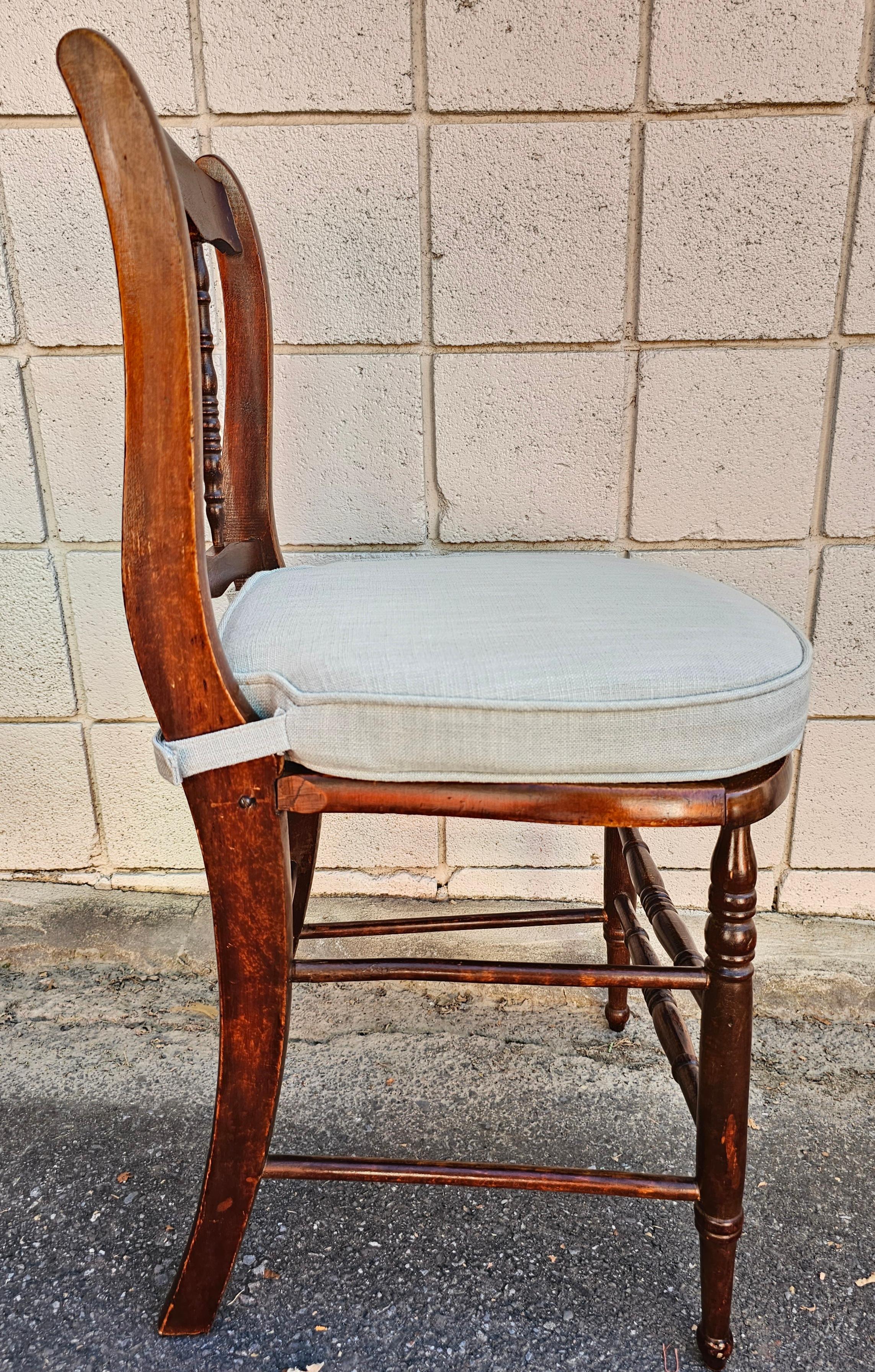 Paar viktorianische Mahagoni Spindel und Cane Sitz Beistellstühle mit benutzerdefinierten Polsterung (Handgefertigt) im Angebot