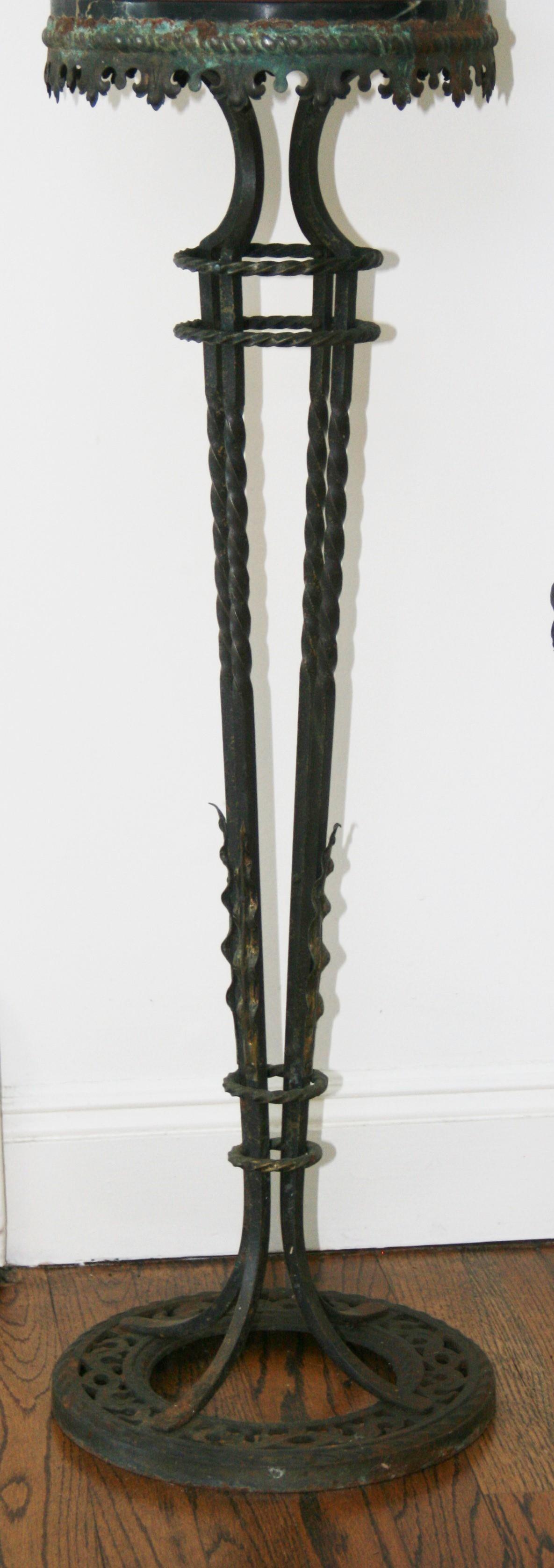 Paar viktorianische Pflanzgefäßständer aus Marmor und Eisen mit Sockeln, 1890 (Schmiedeeisen) im Angebot