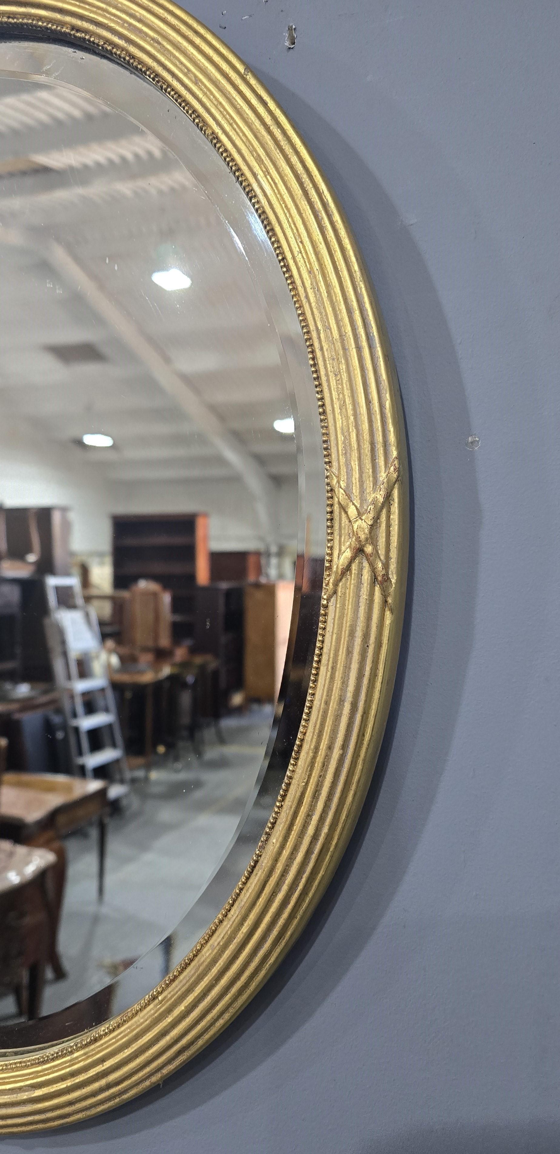 XIX secolo Coppia di specchi ovali dorati vittoriani in vendita