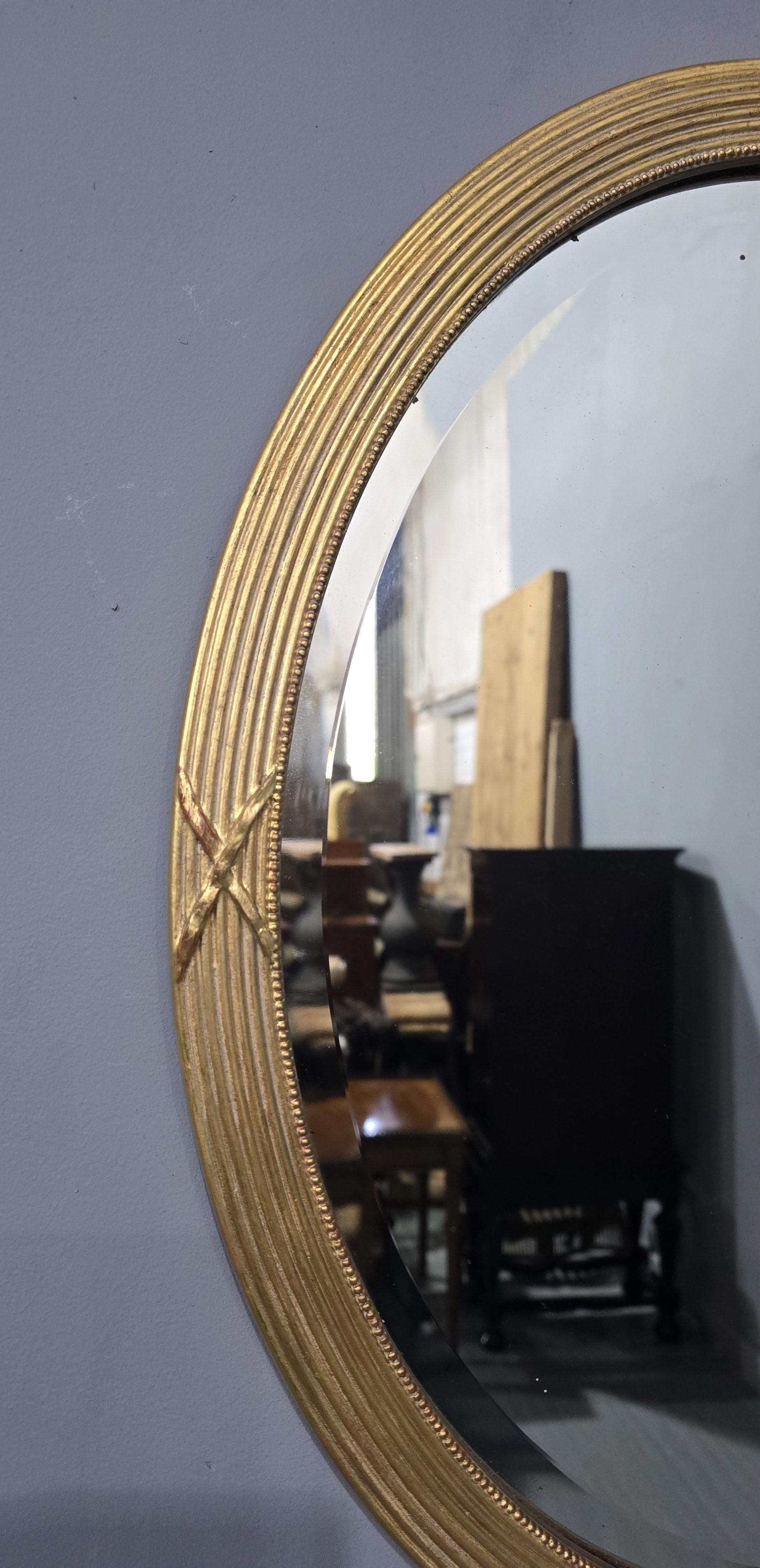 Gesso Coppia di specchi ovali dorati vittoriani in vendita