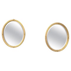 Paire de miroirs ovales dorés de style victorien