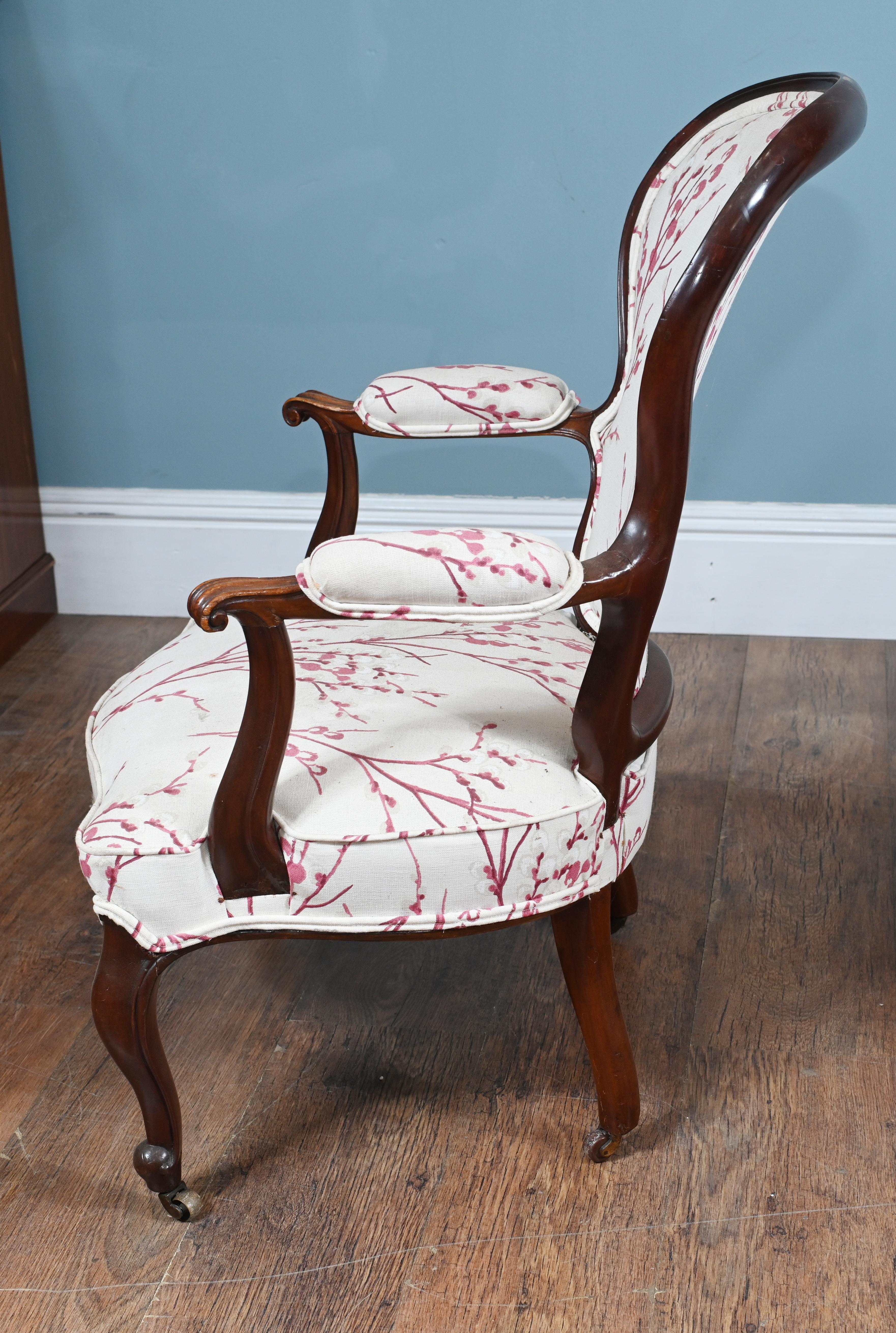 Superbe paire de fauteuils de salon de style victorien
Très confortable grâce aux accoudoirs et au dossier rembourrés
Il vient d'être retapissé avec un imprimé floral très tendance. Le tissu est donc neuf, c'est-à-dire propre et sans odeurs.
Vers